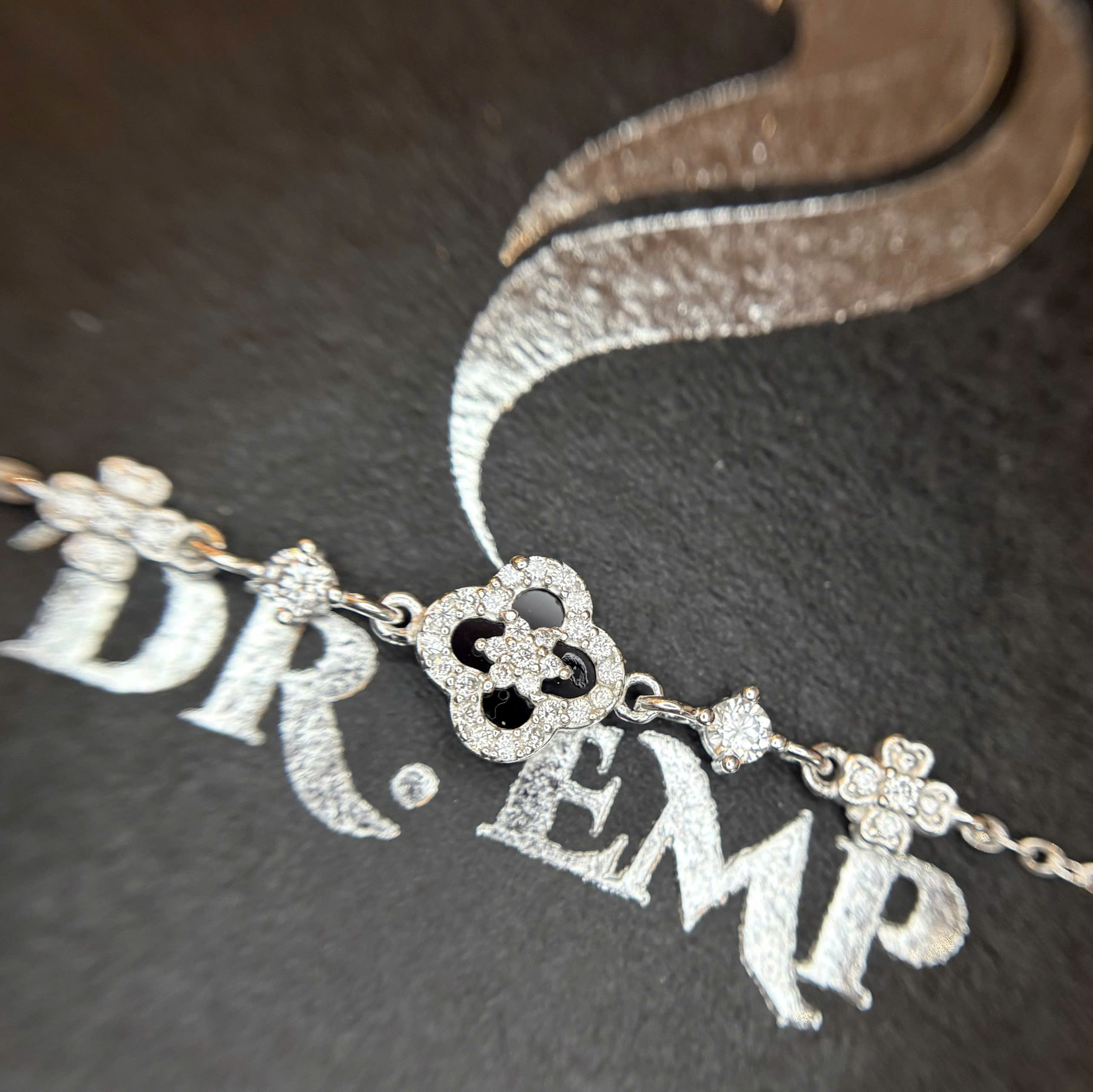 Vòng tay bạc xi kim Vancleef đen nhụy hoa trắng_thumbnail_1