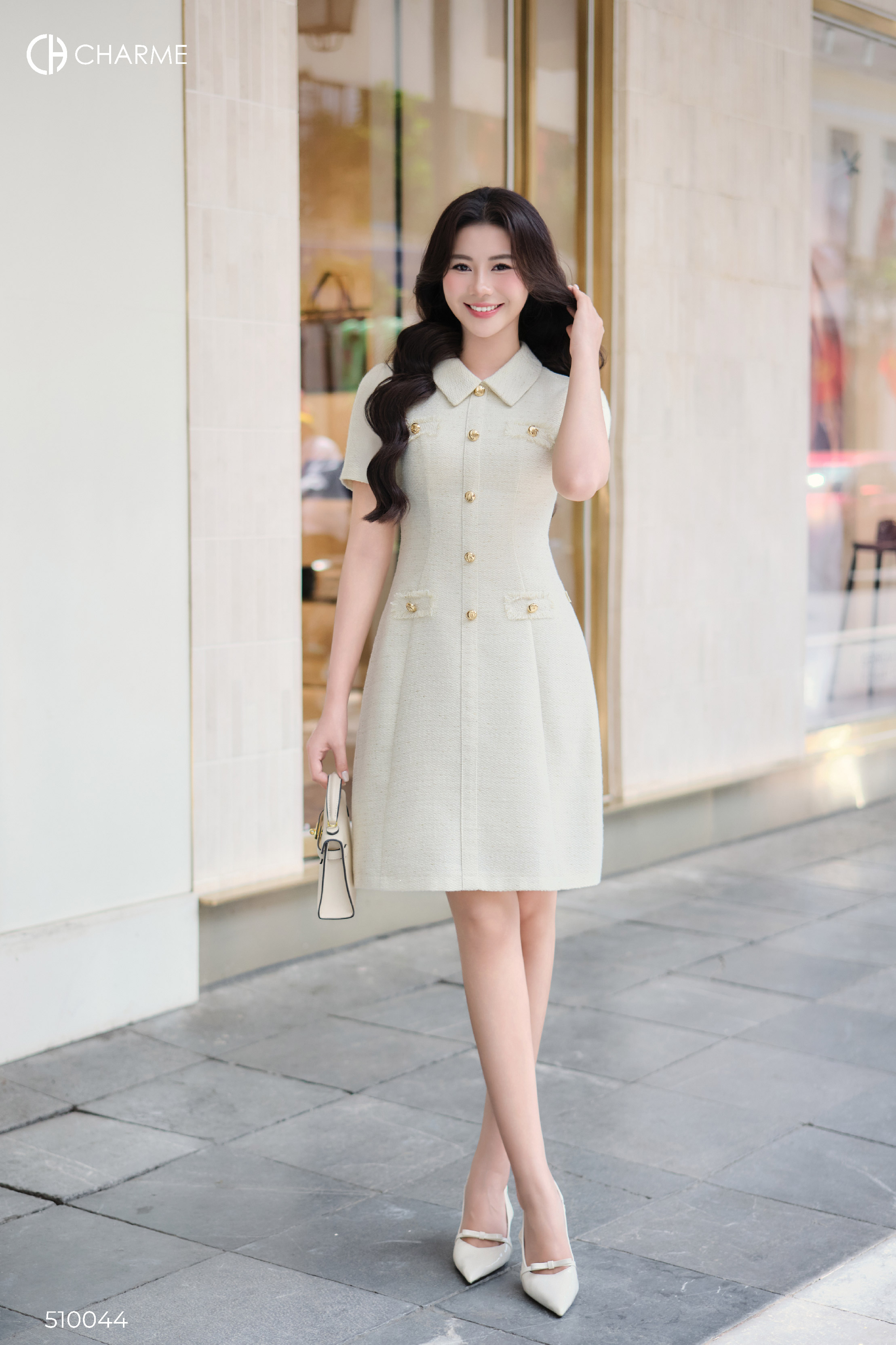 Váy cổ đức áo đính cúc vàng