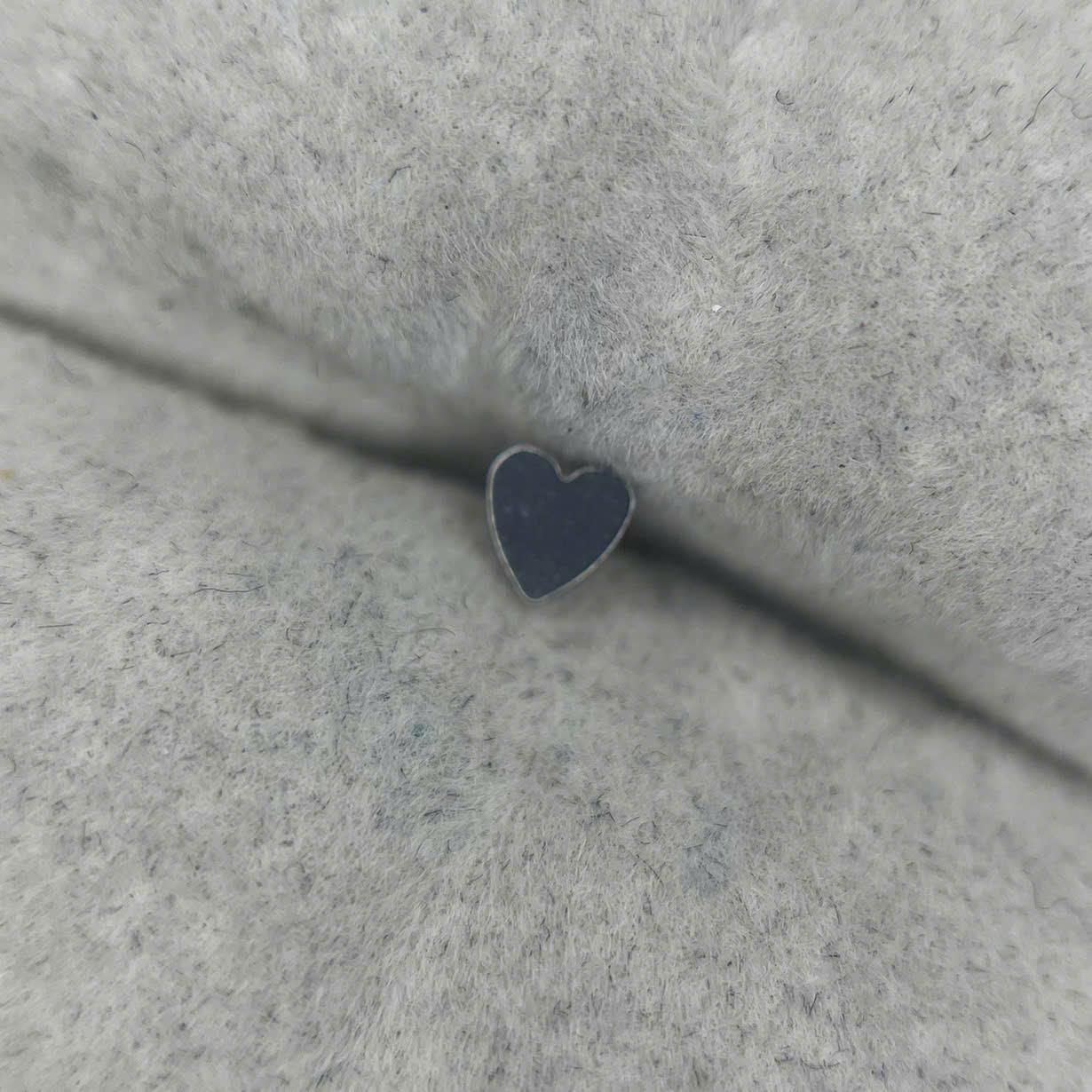 Charm cấy titan trái tim