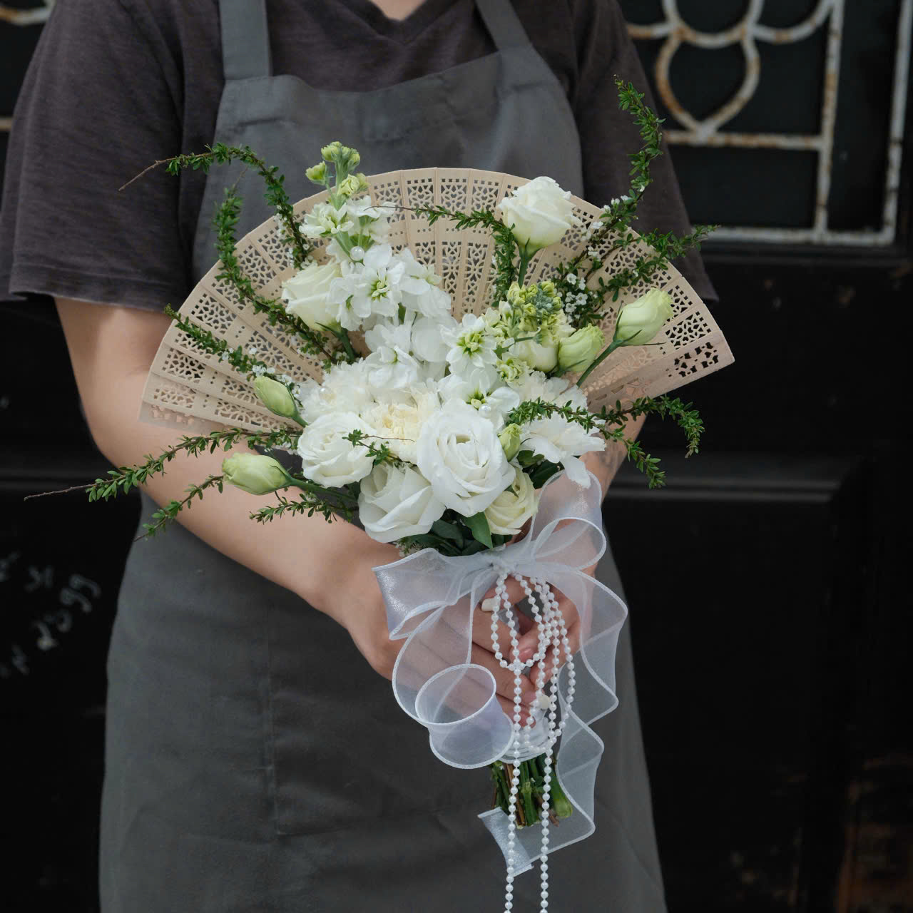 Quạt hoa tone trắng mix cùng tuyết mai