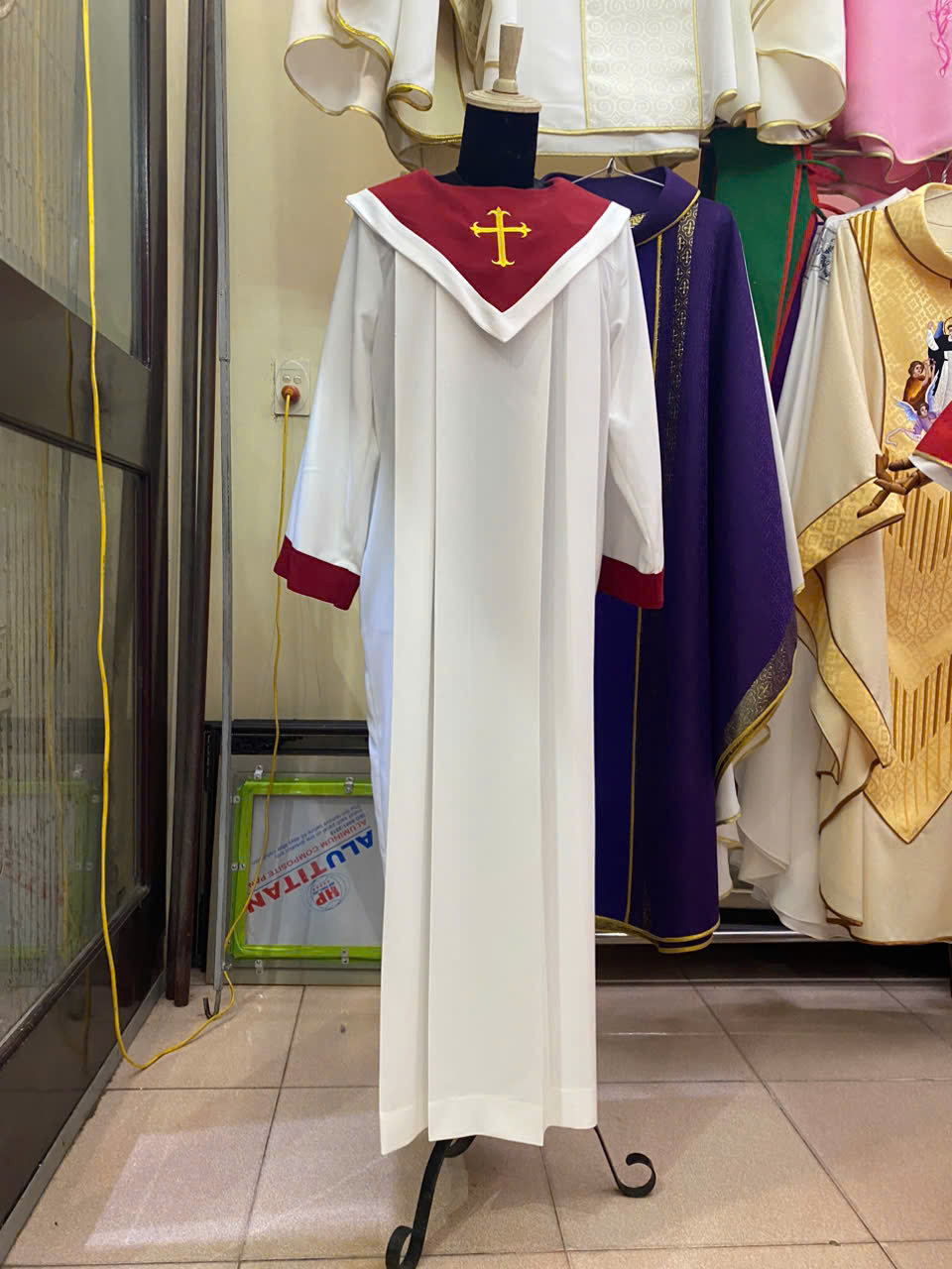 Áo ca đoàn (yếm thêu Thánh Giá+ lá vạn tuế)_thumbnail_2