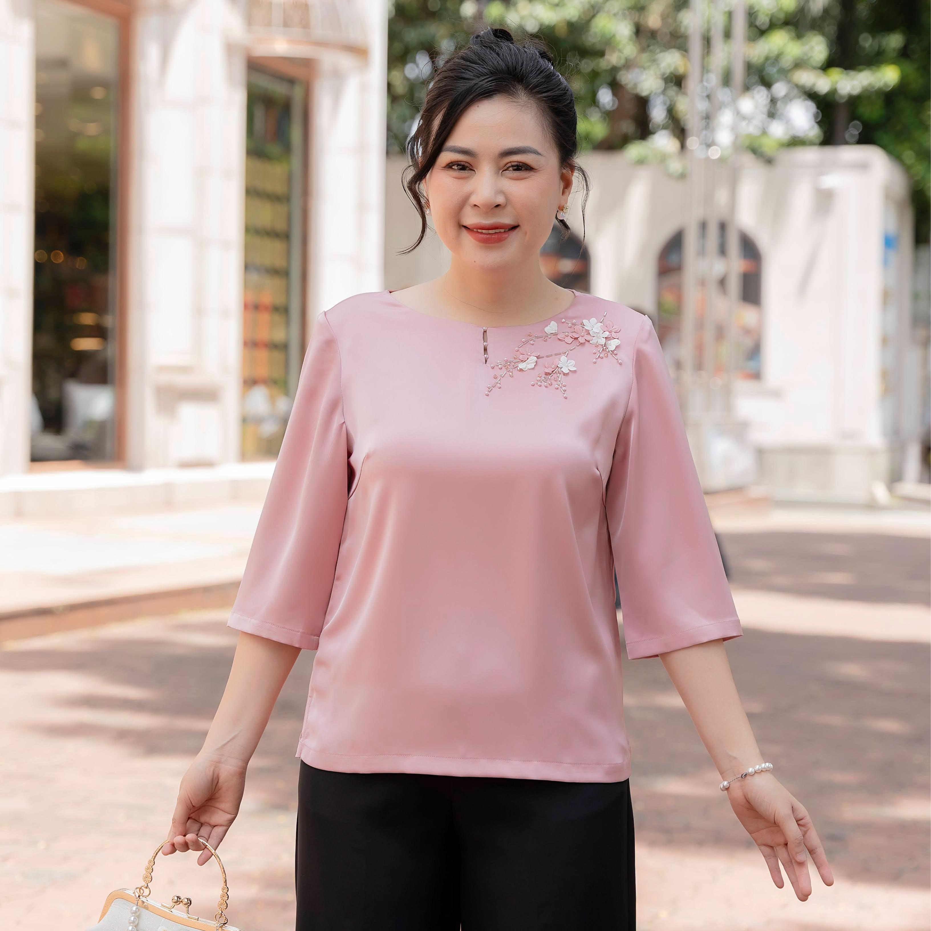 GUMOM - Áo Kiểu Trung Niên U50 U60 Cao Cấp Cổ Tròn Tay Lỡ Thêu Hoa Đính kết hoa và pha lê thủ công Sang Trọng Cho Nữ - Women Nhung Kem Xanh Nho Tua Rua Top Voi_thumbnail_1