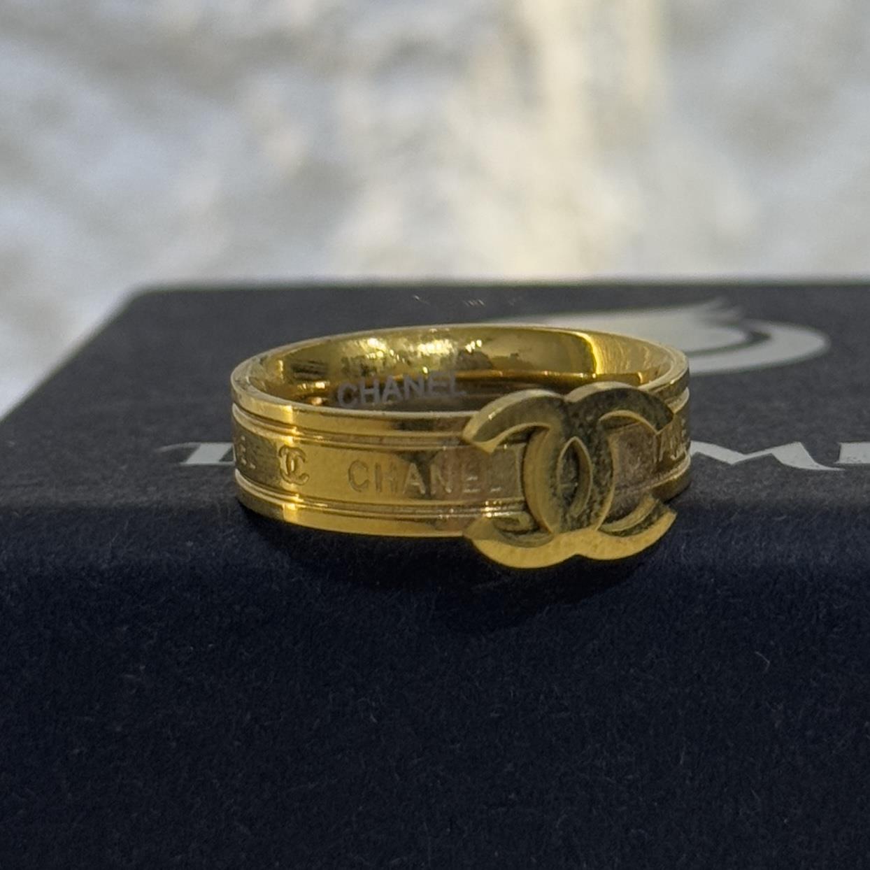 nhẫn kiểu titan vàng logo Chanel dập nổi khắc chữ size 5_thumbnail_3