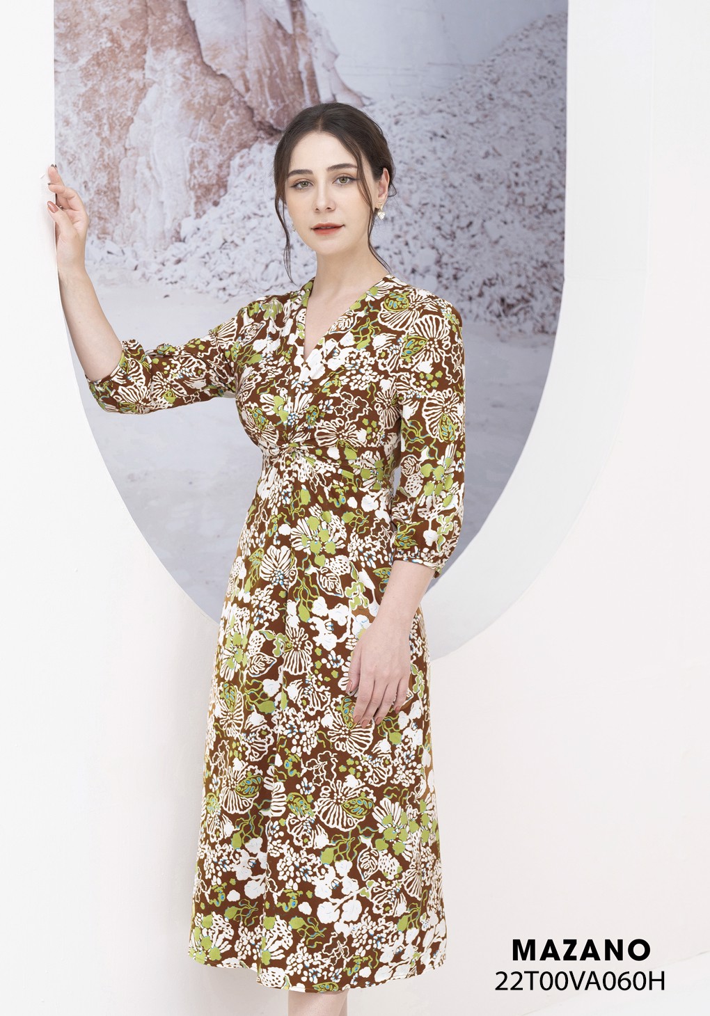 Đầm lụa họa tiết xoắn ngực chân rủ