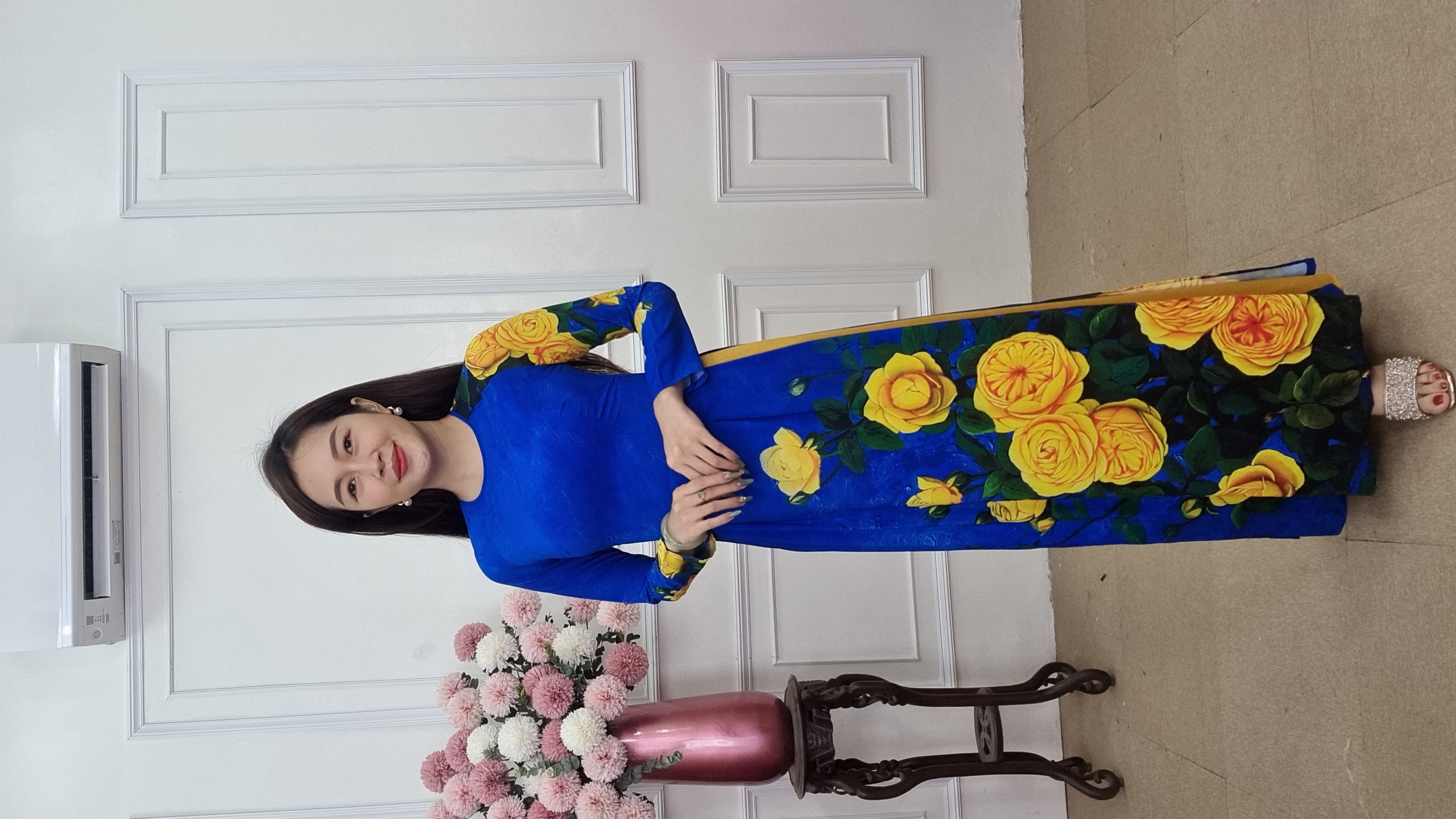 A2007 áo dài lụa nhật khít dài nền xanh coban hoa hồng vàng_thumbnail_2