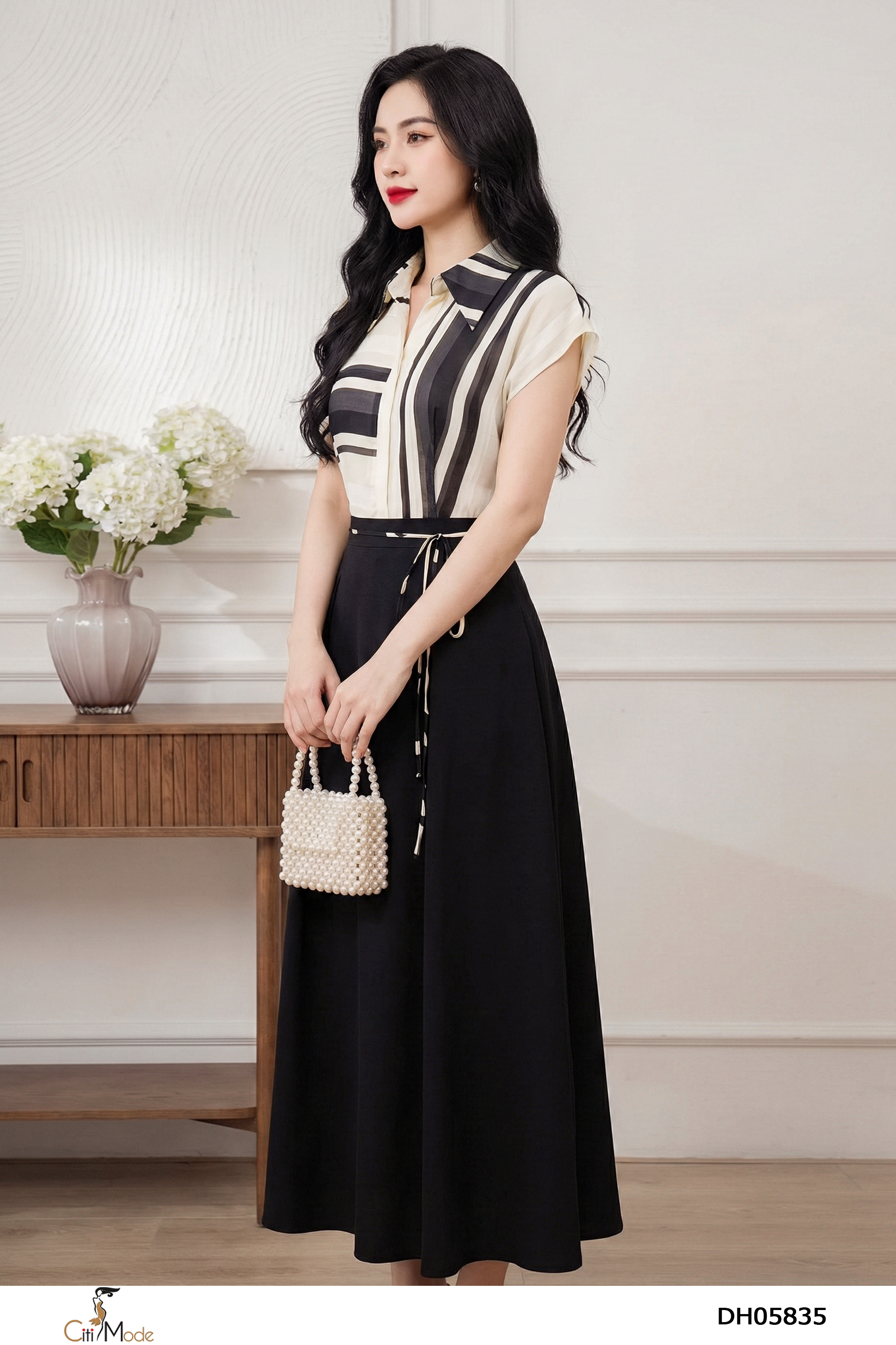 Đầm xòe đen phối họa tiết kẻ đính đai_thumbnail_2