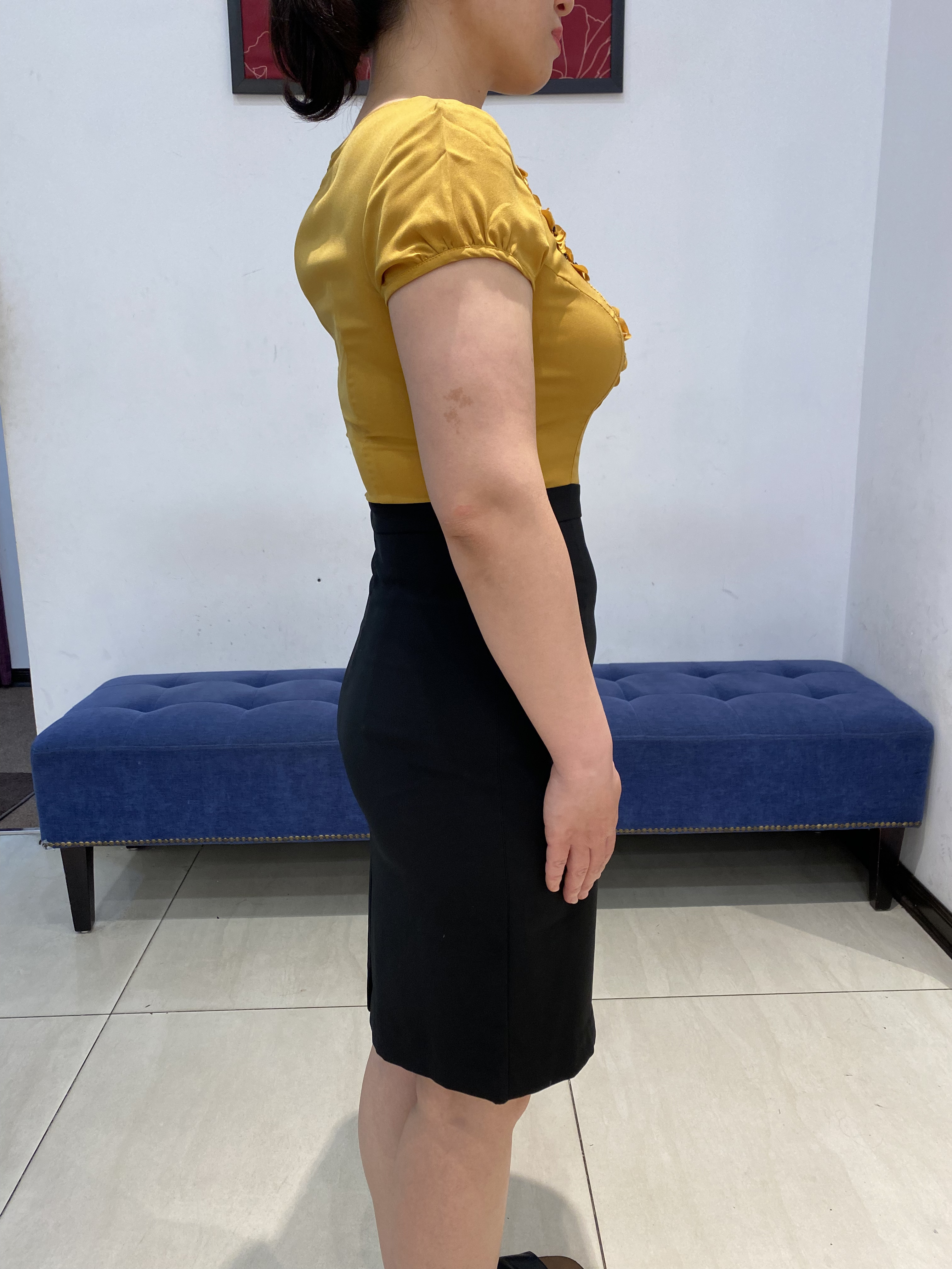 Đầm phối đen vàng cổ tròn đính hoa_thumbnail_3