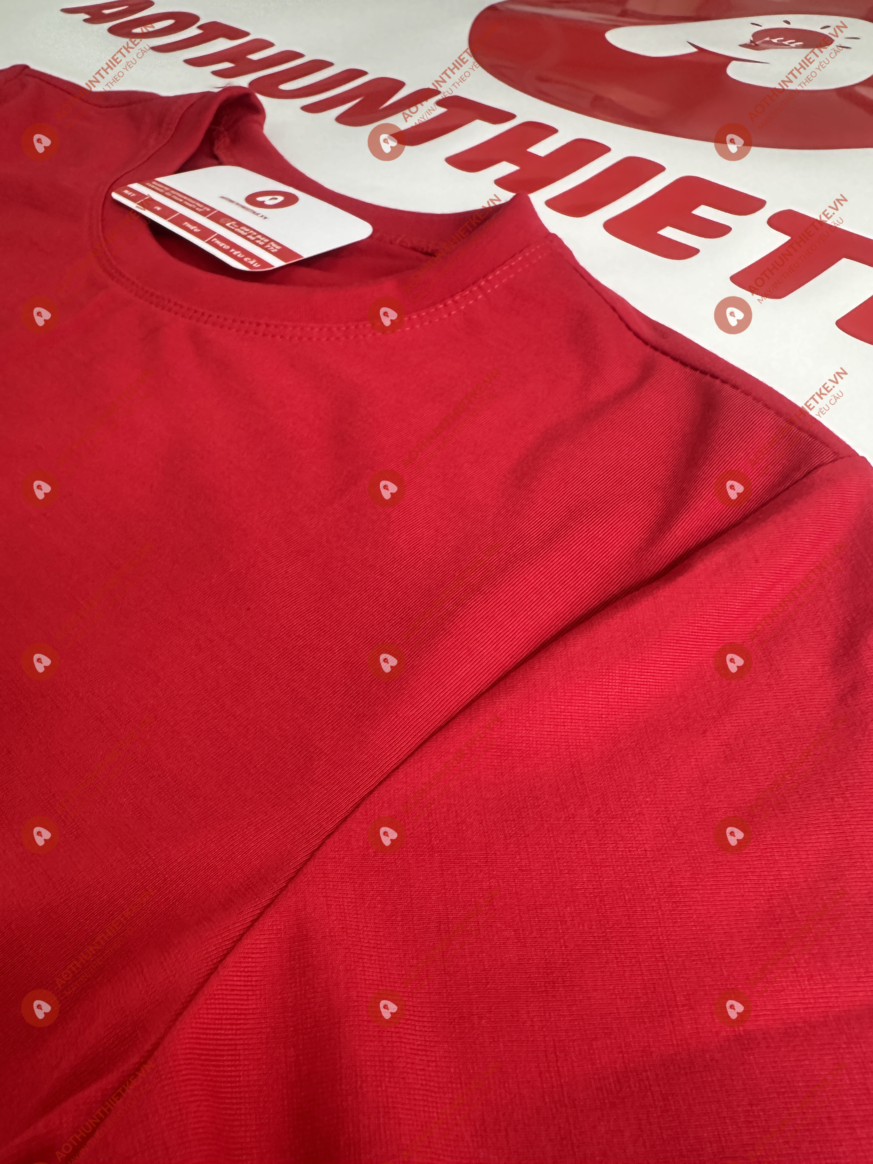 Áo Đồng Phục Cổ Tròn Đỏ Tươi