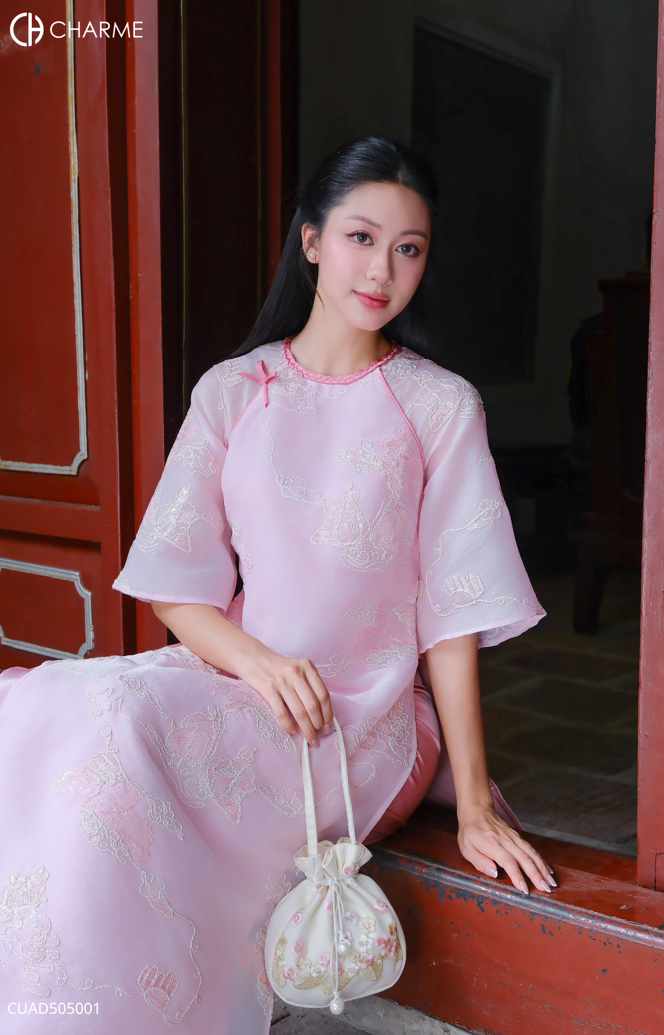 Áo dài thêu kim tuyến nổi