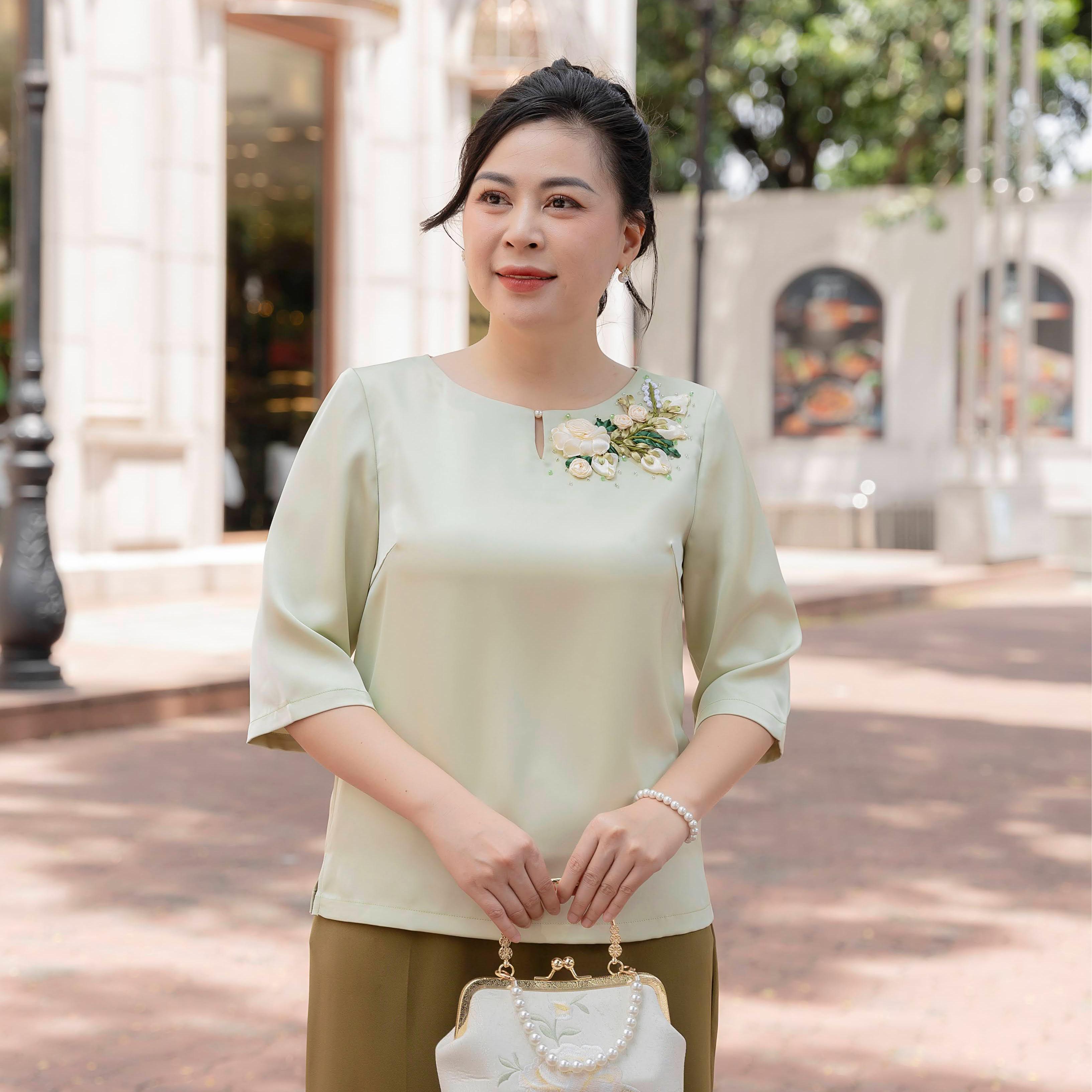 GUMOM - Áo Kiểu Trung Niên U50 U60 Cao Cấp Cổ Tròn Tay Lỡ Thêu Hoa ruy băng thủ công Sang Trọng Cho Nữ - Women Nhung Kem Xanh Nho Tua Rua Top Voi