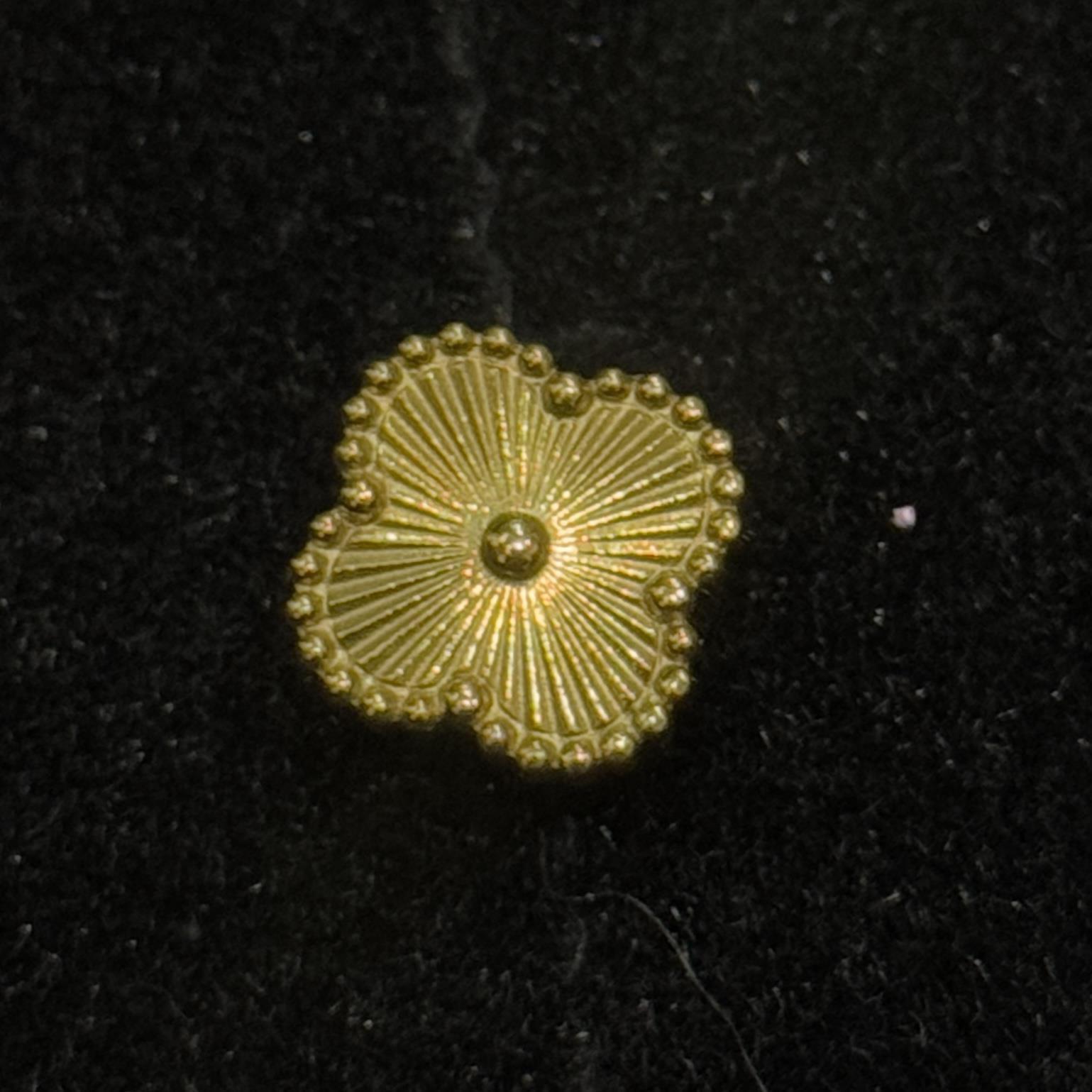 khuyên kiểu cặp titan vancleef hoa vàng sọc 