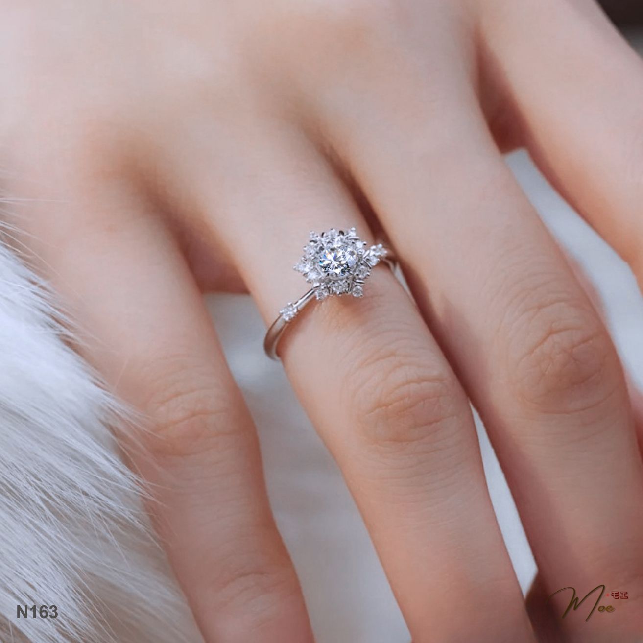 N163 - Nhẫn cầu hôn pha lê tuyết sang trọng_thumbnail_4