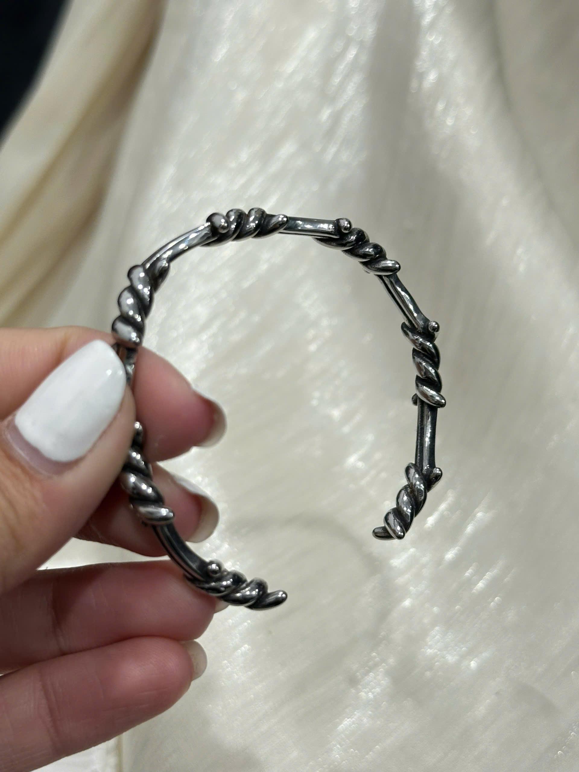 Vòng tay cuff titan xoắn kẽm gai._thumbnail_2