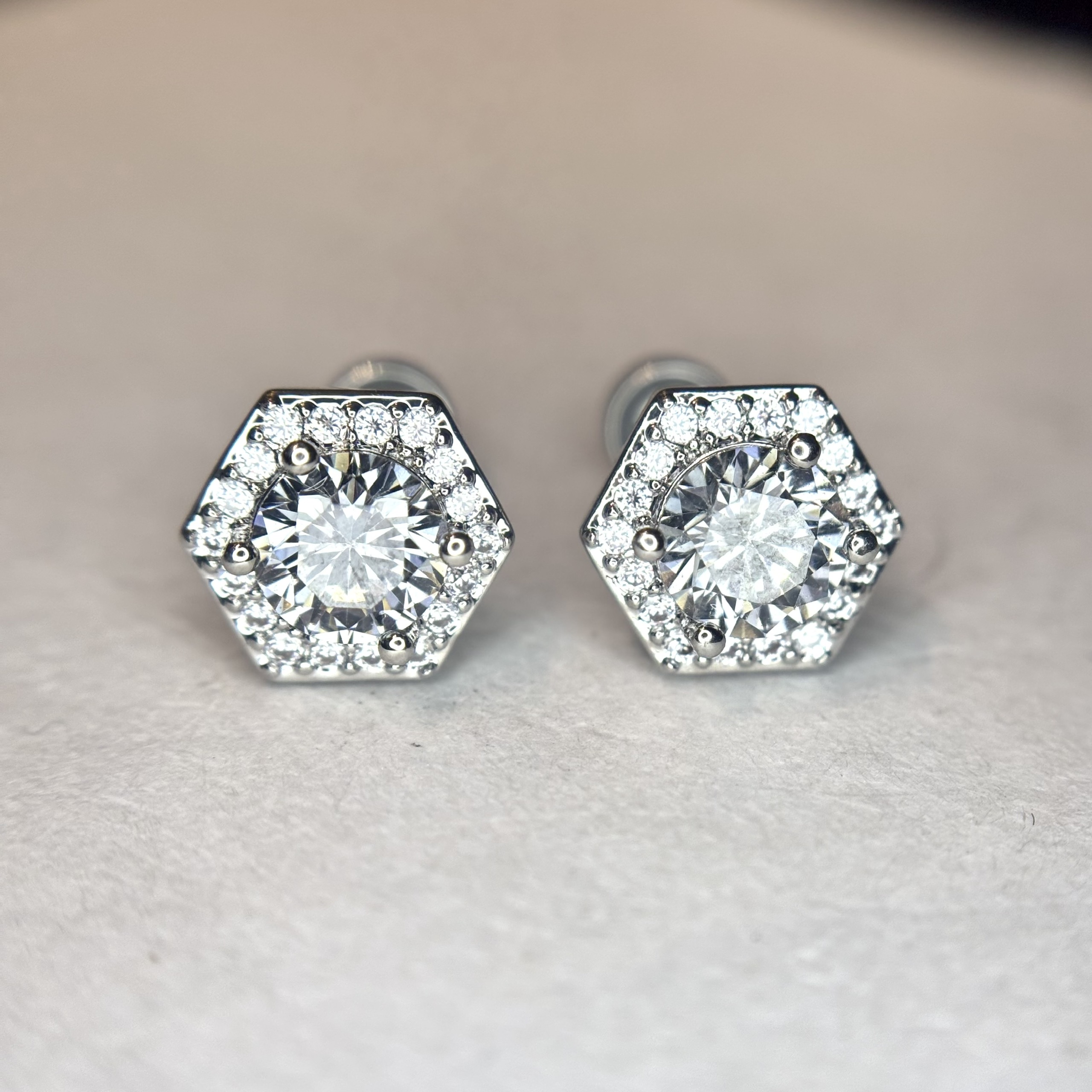 Khuyên kiểu đá xanh hợp kim lục giác bi vặn