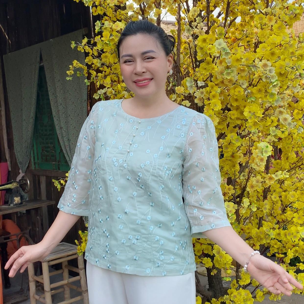 GUMOM - Áo Kiểu Trung Niên U50 U60 Cao Cấp Cổ Tròn Tay Lỡ Thêu Hoa Sang Trọng Cho Nữ - Women Nhung Kem Nho_thumbnail_7