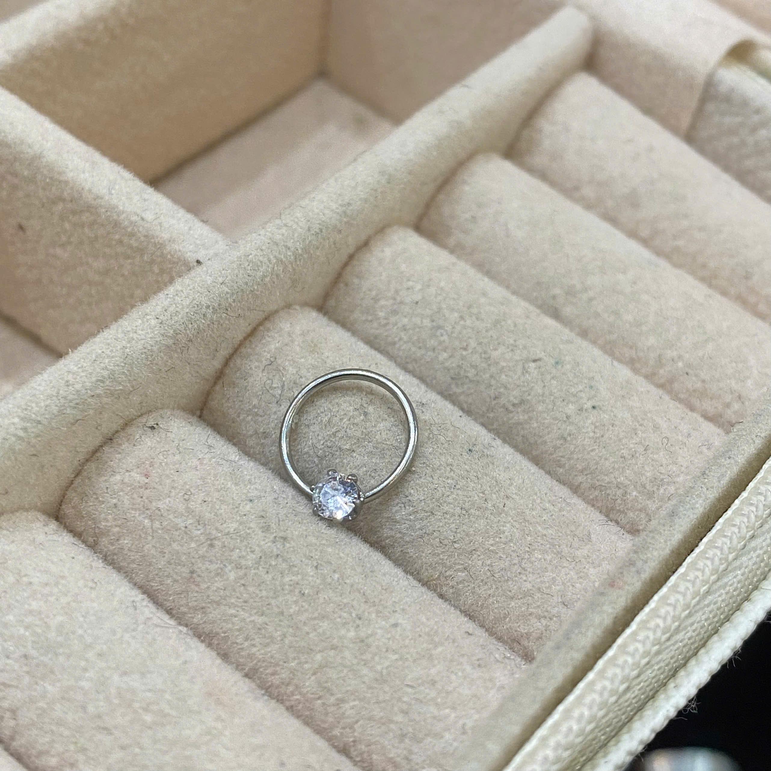 Vòng 1 đá size 6 bẻ.