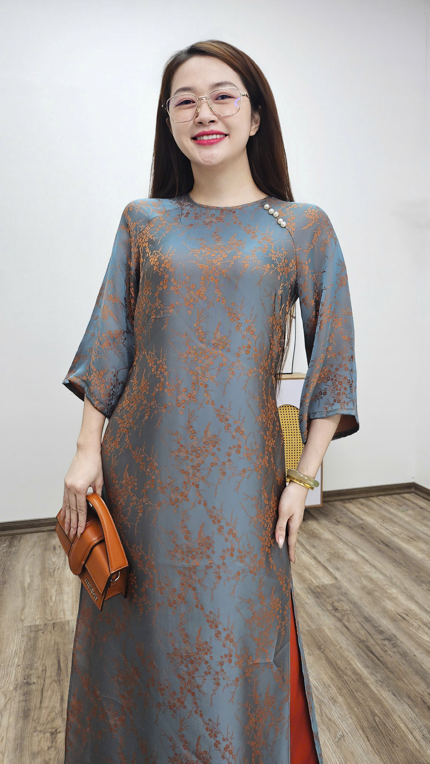 CT293 áo dài cách tân tơ tằm hoa đào ghi ánh cam