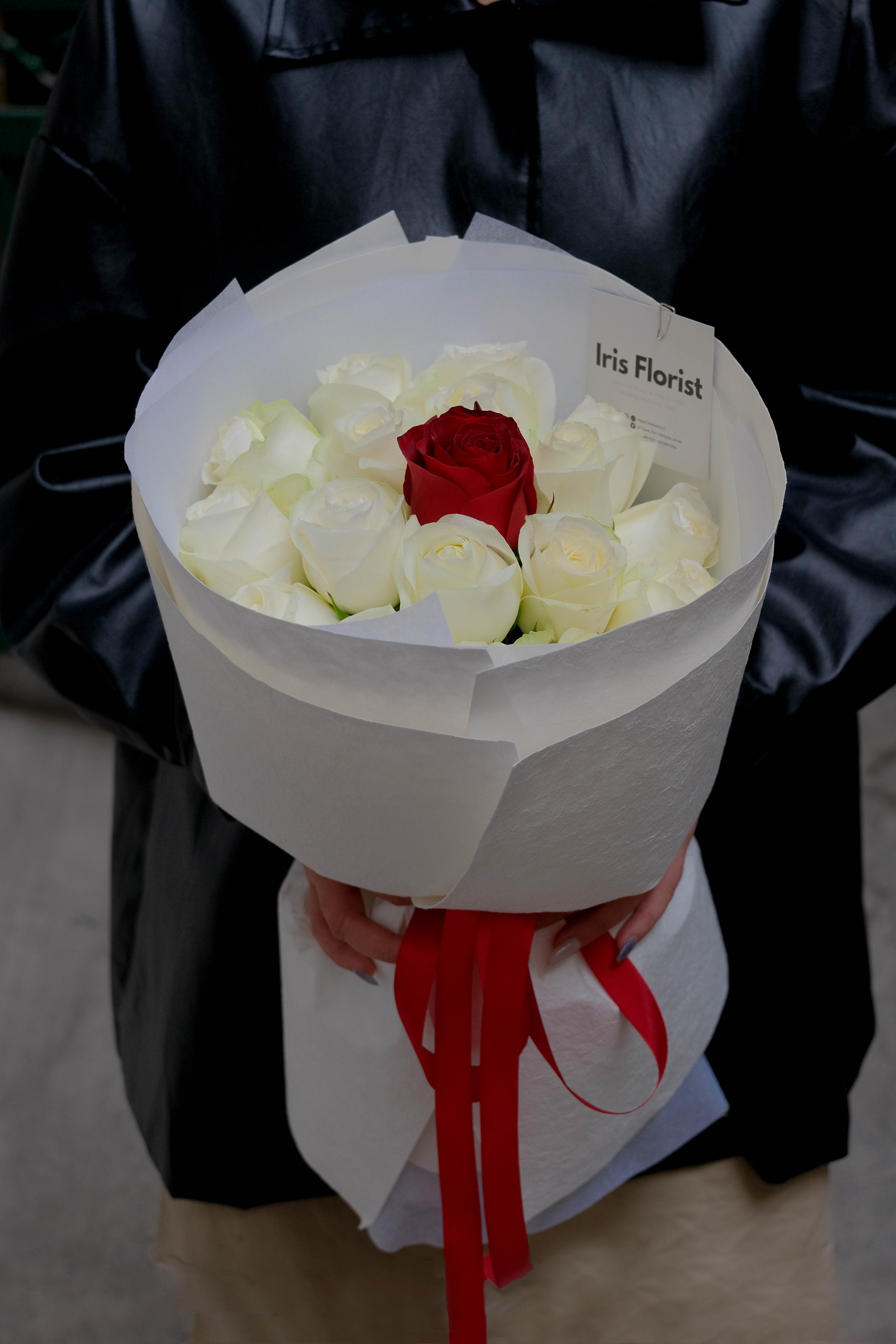 Hoàng tử Bé - Bó hồng trắng mix 1 bông hồng đỏ duy nhất - Bó tròn trắng