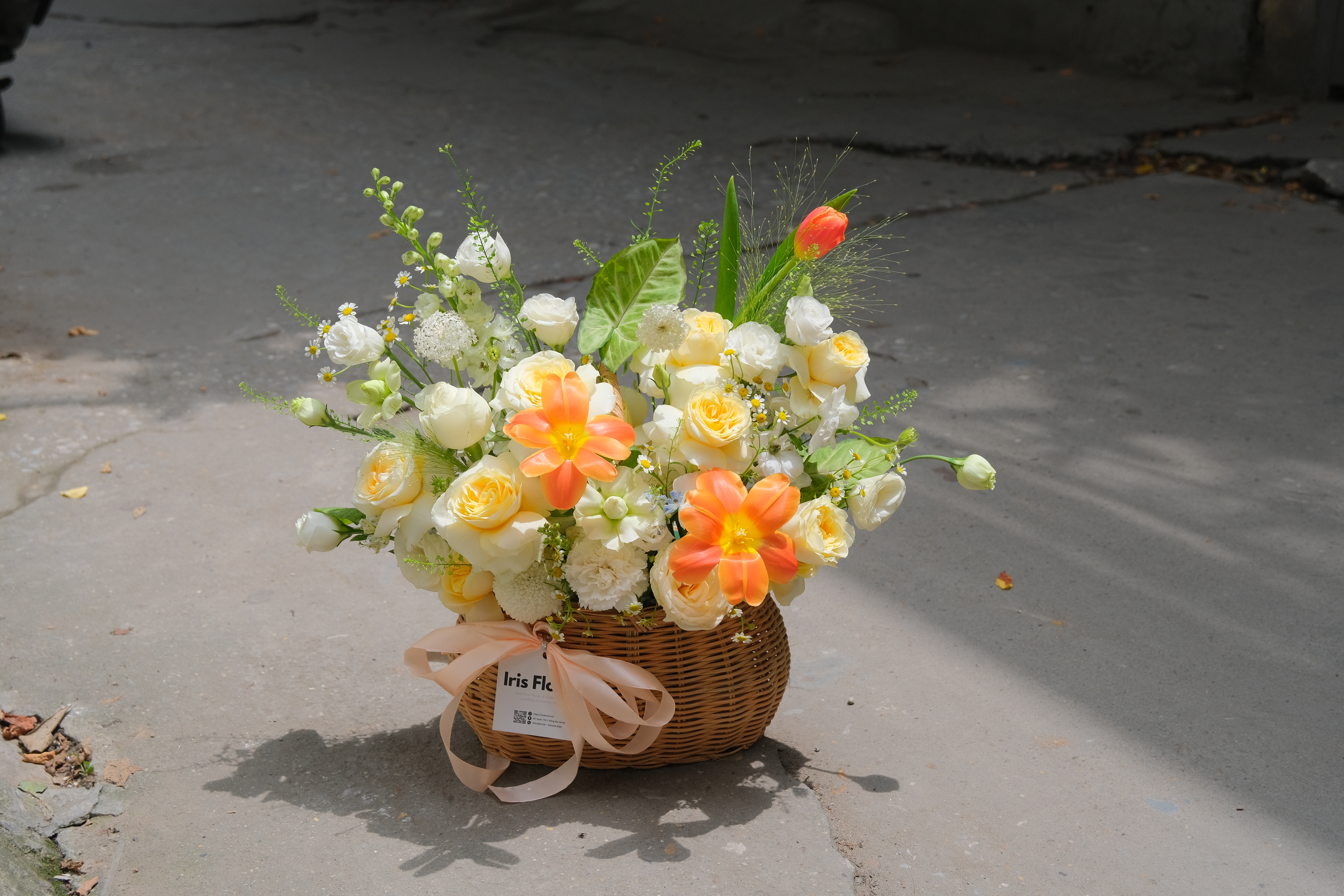 Giỏ hoa Summer's Kiss  - Tone vàng cam