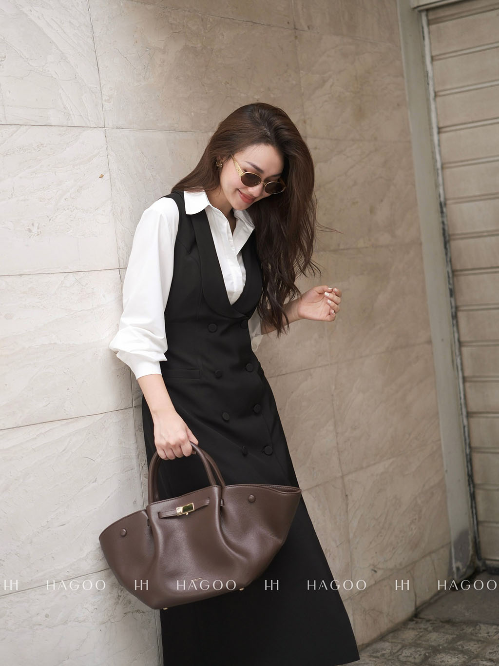 phối cùng áo sơ mi basic, thêm đôi cao gót mũi nhọn - outfit thanh lịch và chuyên nghiệp vừa đủ