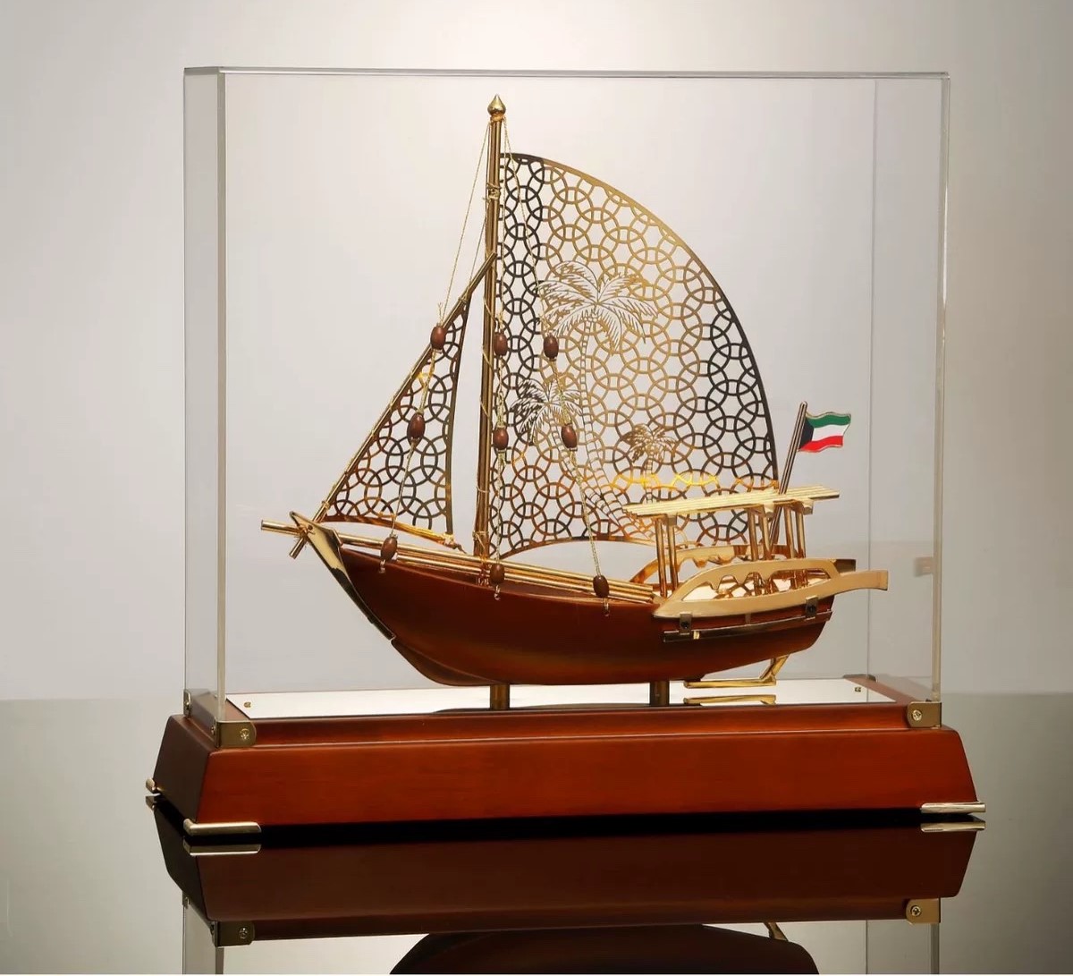 Qùa tặng thuyền mô hình thuận buồm xuôi gió  mạ vàng cao cấp 