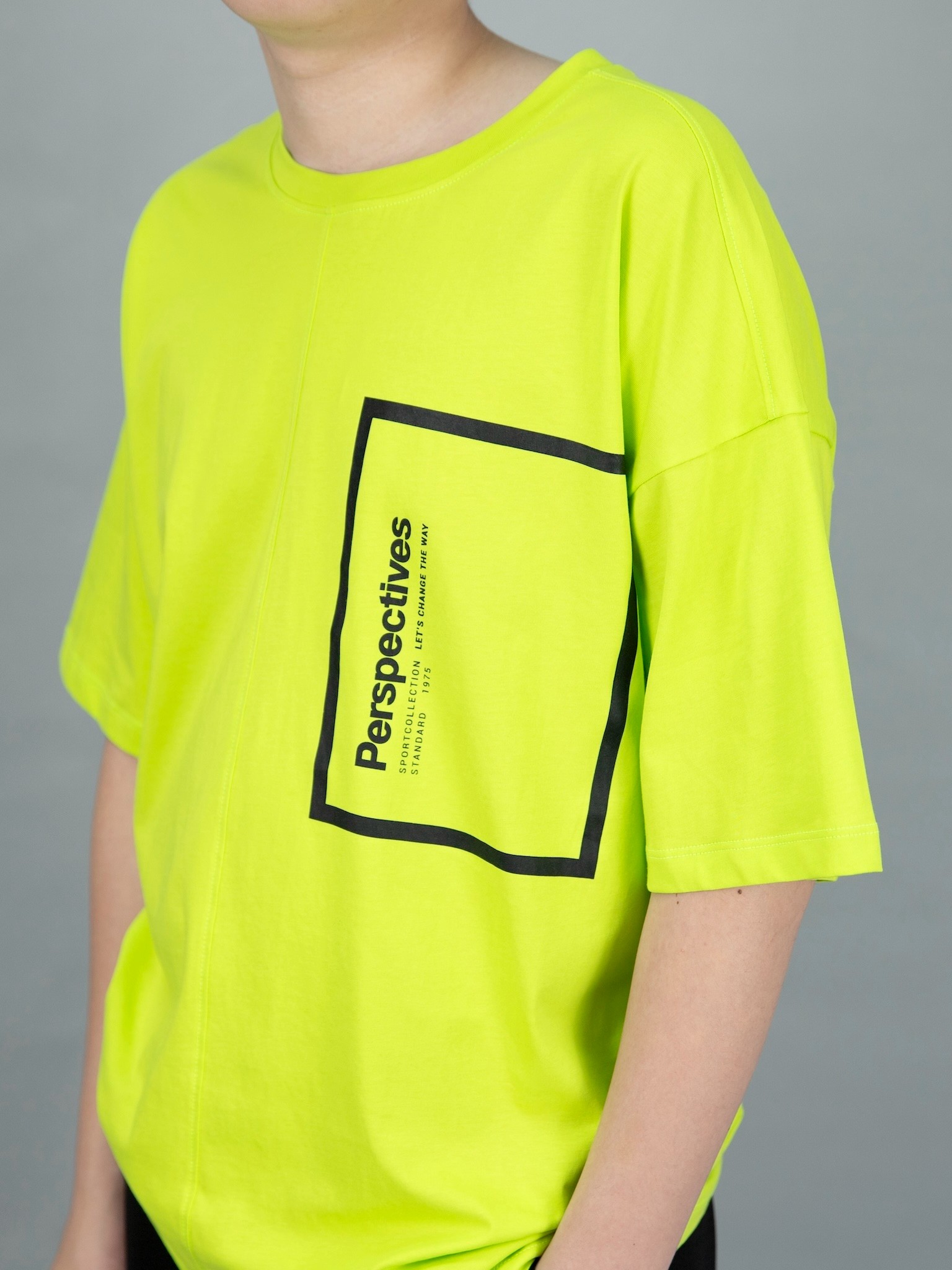 Áo phông dáng rộng neon in túi ngực_thumbnail_3