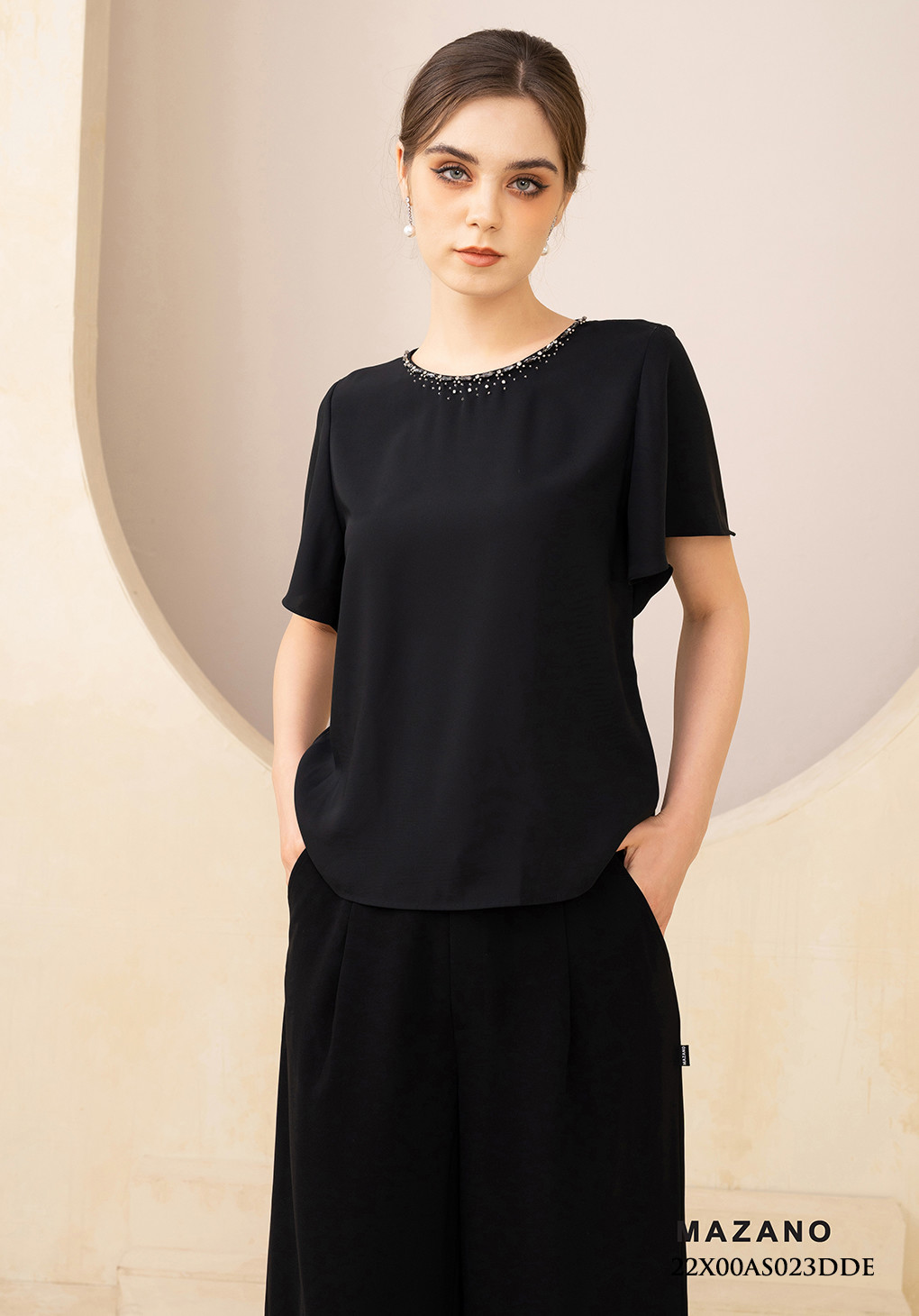 Áo top đen suông đính đá cách điệu