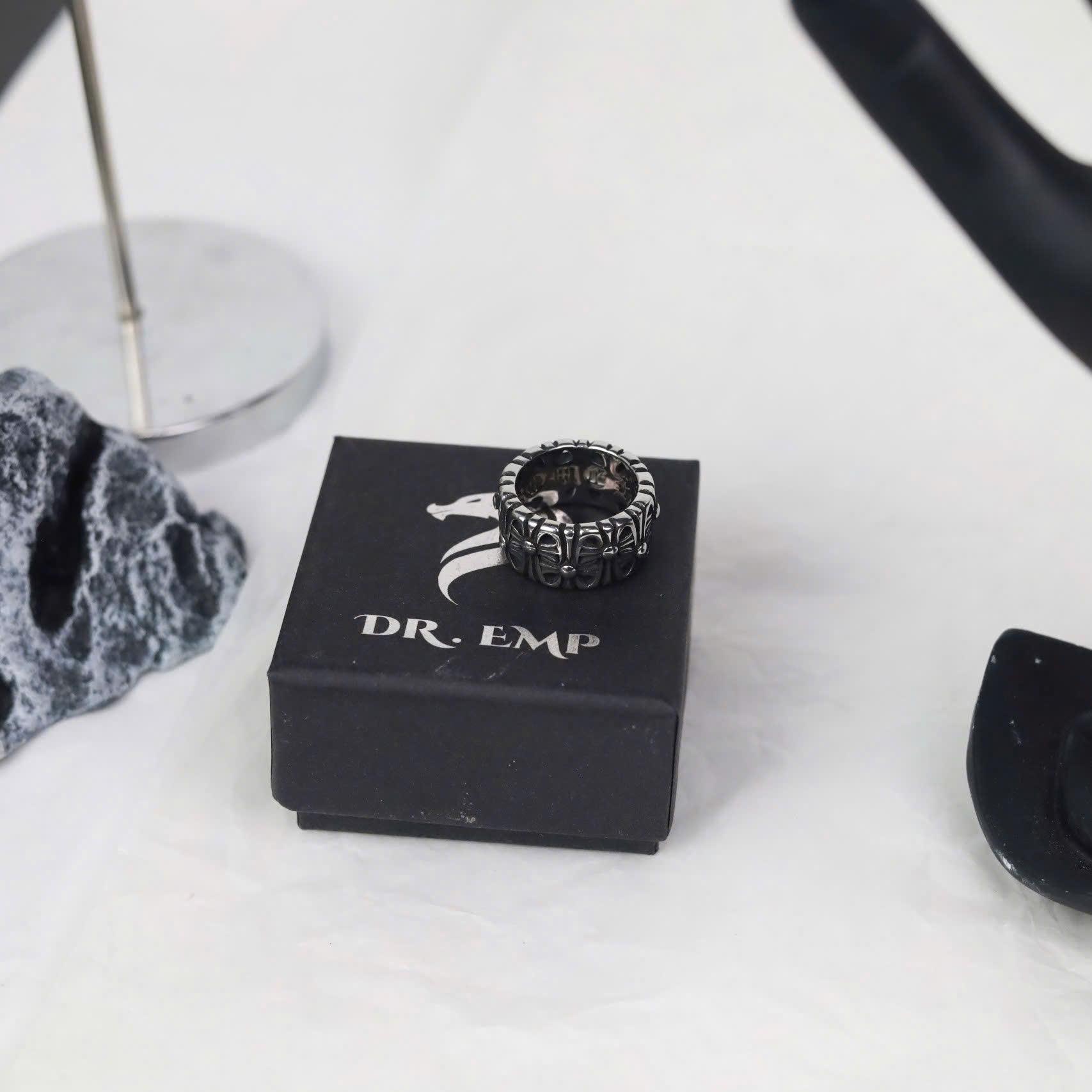 Nhẫn kiểu chrome heart titan thánh giá to_thumbnail_3