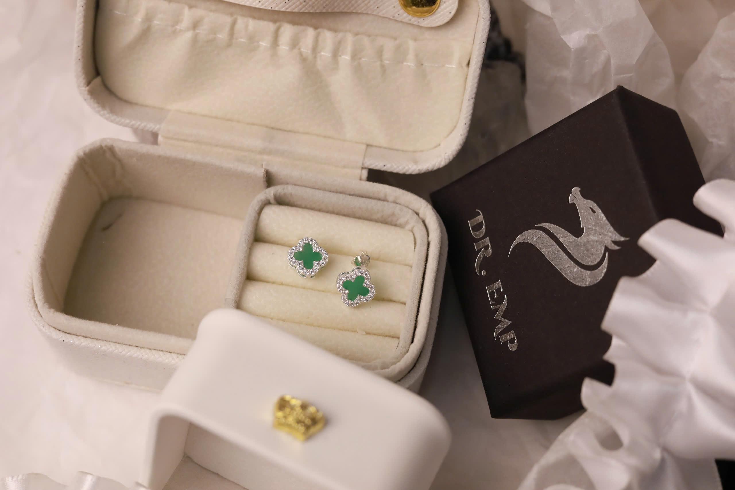 Khuyên kiểu bạc cỏ 4 lá xà cừ xanh lá viền đá xi bạch kim_thumbnail_2