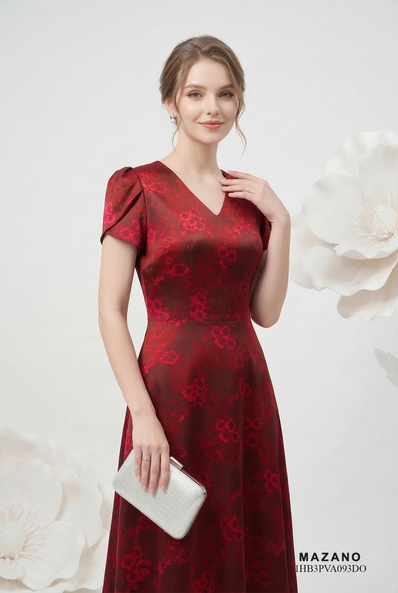 Đầm vải lụa đỏ in họa tiết hoa cách điệu dáng ôm chân rủ cổ V tay ngắn xếp ly thiết kế MAZANO_thumbnail_3