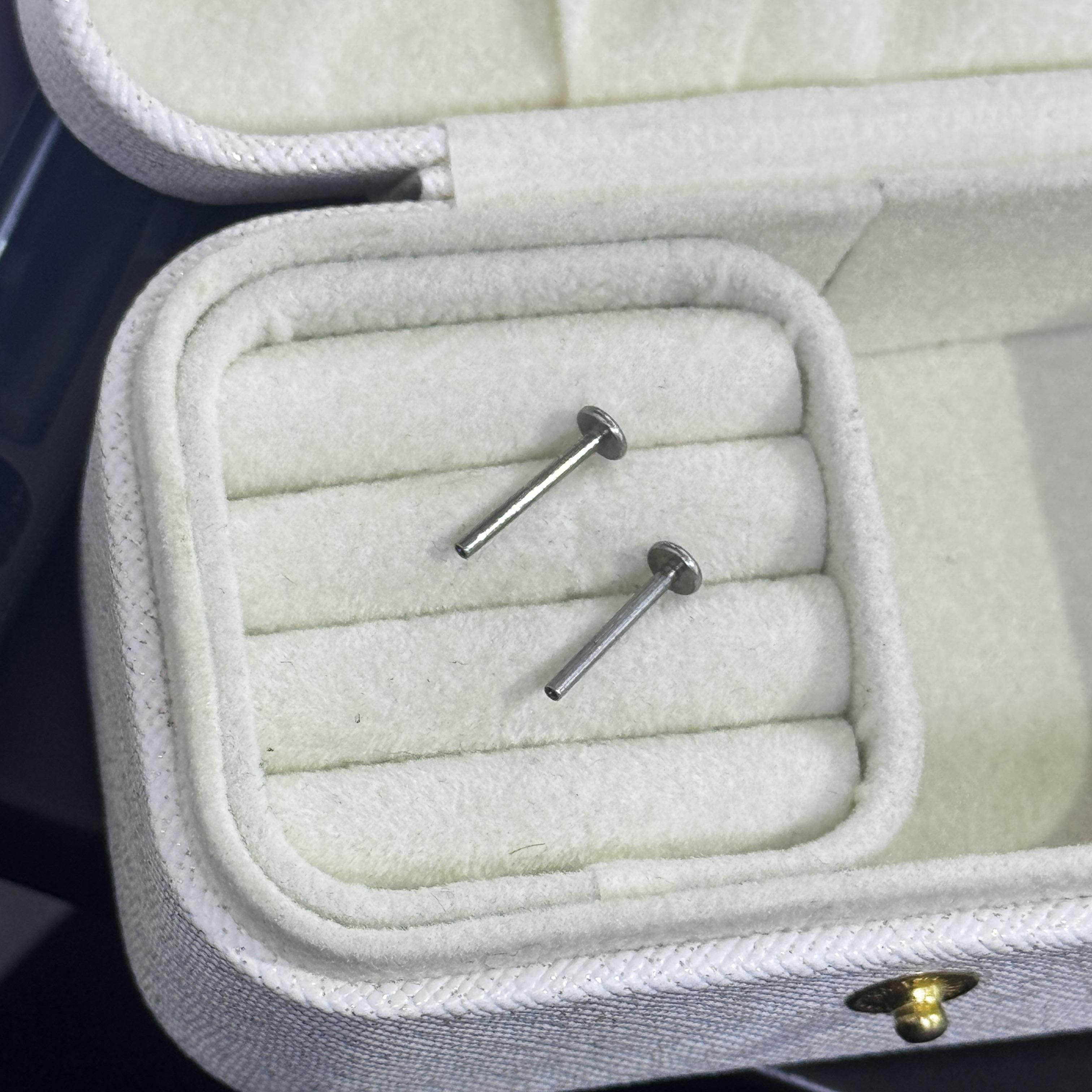 Thân khuyên thép đít dẹt ren trong dài 12mm dày 1.2mm.