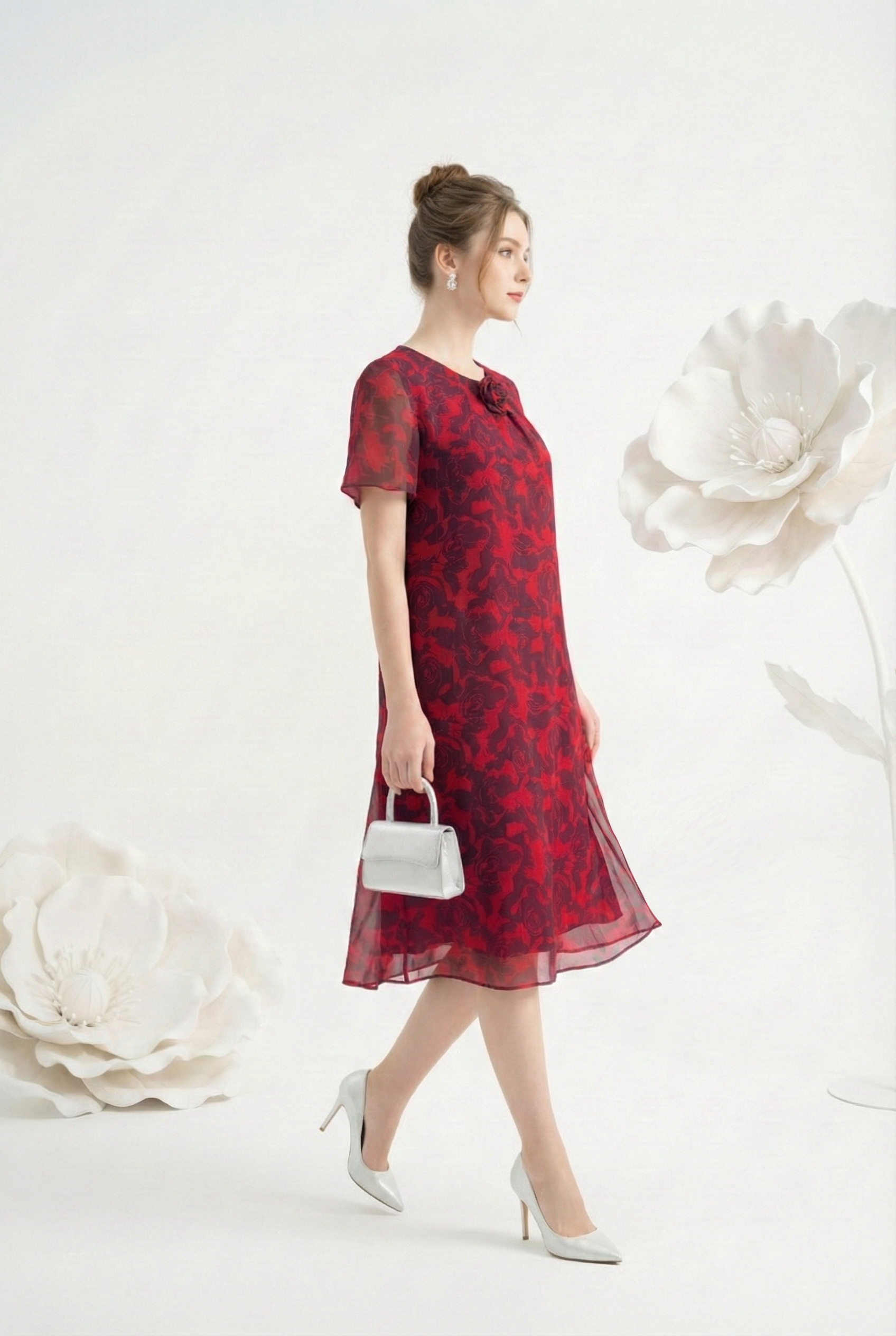 Đầm vải voan đỏ in họa tiết cách điệu dáng suông A cổ tròn đính hoa tay ngắn thiết kế MAZANO