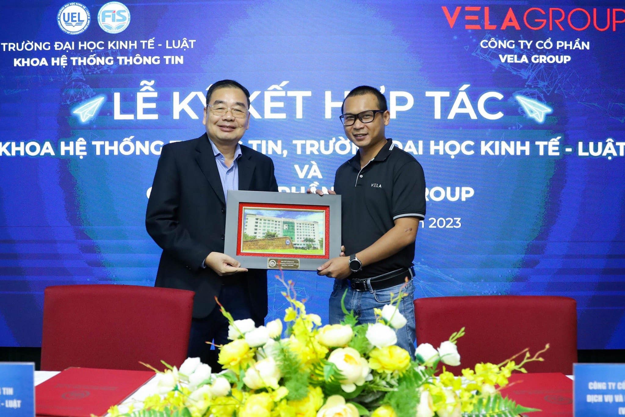 The signing ceremony of cooperation between VLG and the University of Economics - Law (UEL)