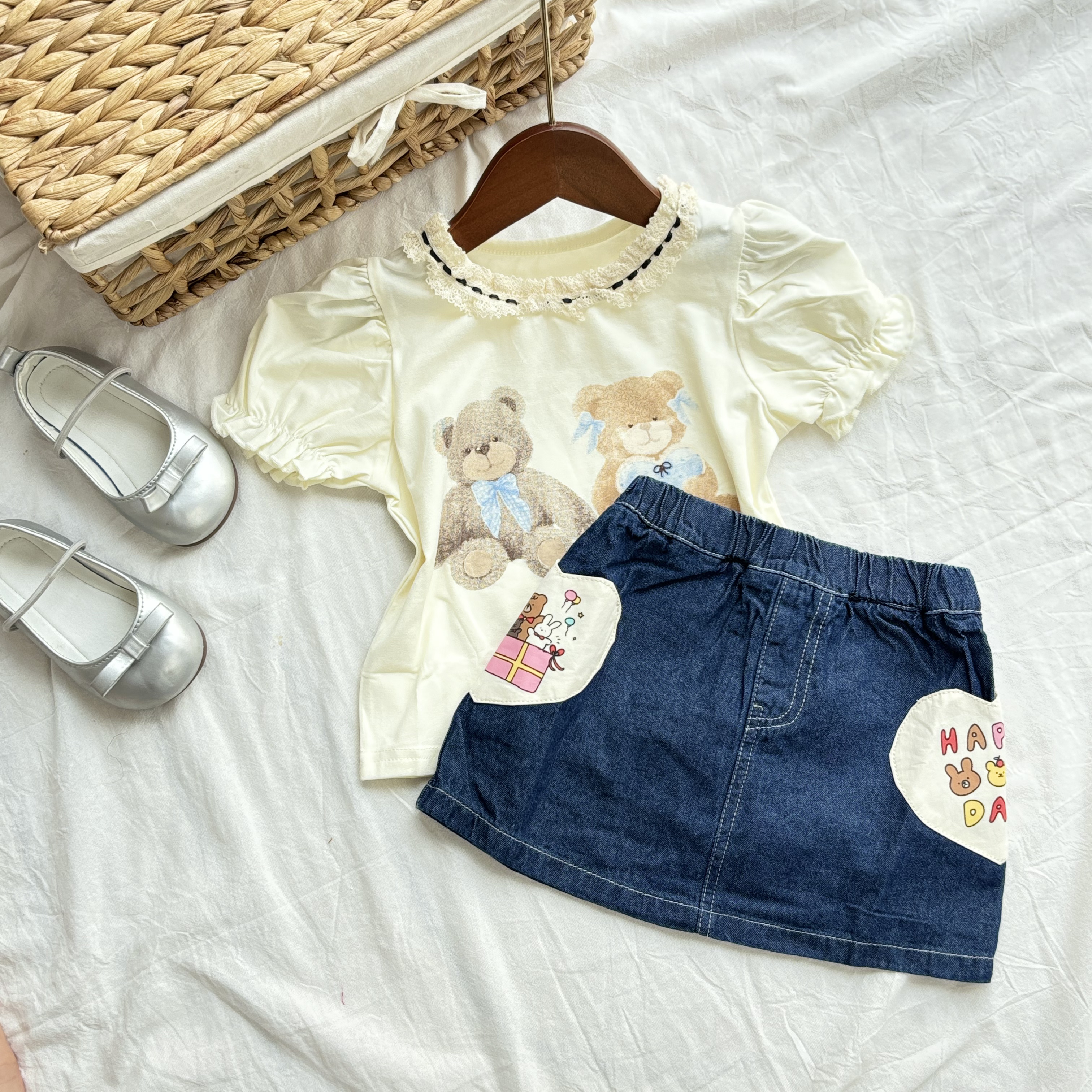 (A32) Áo thun mềm cổ tròn đính ren màu vàng họa tiết chú gấu siêu xinh mẫu Hè 2025 QCCC_thumbnail_0