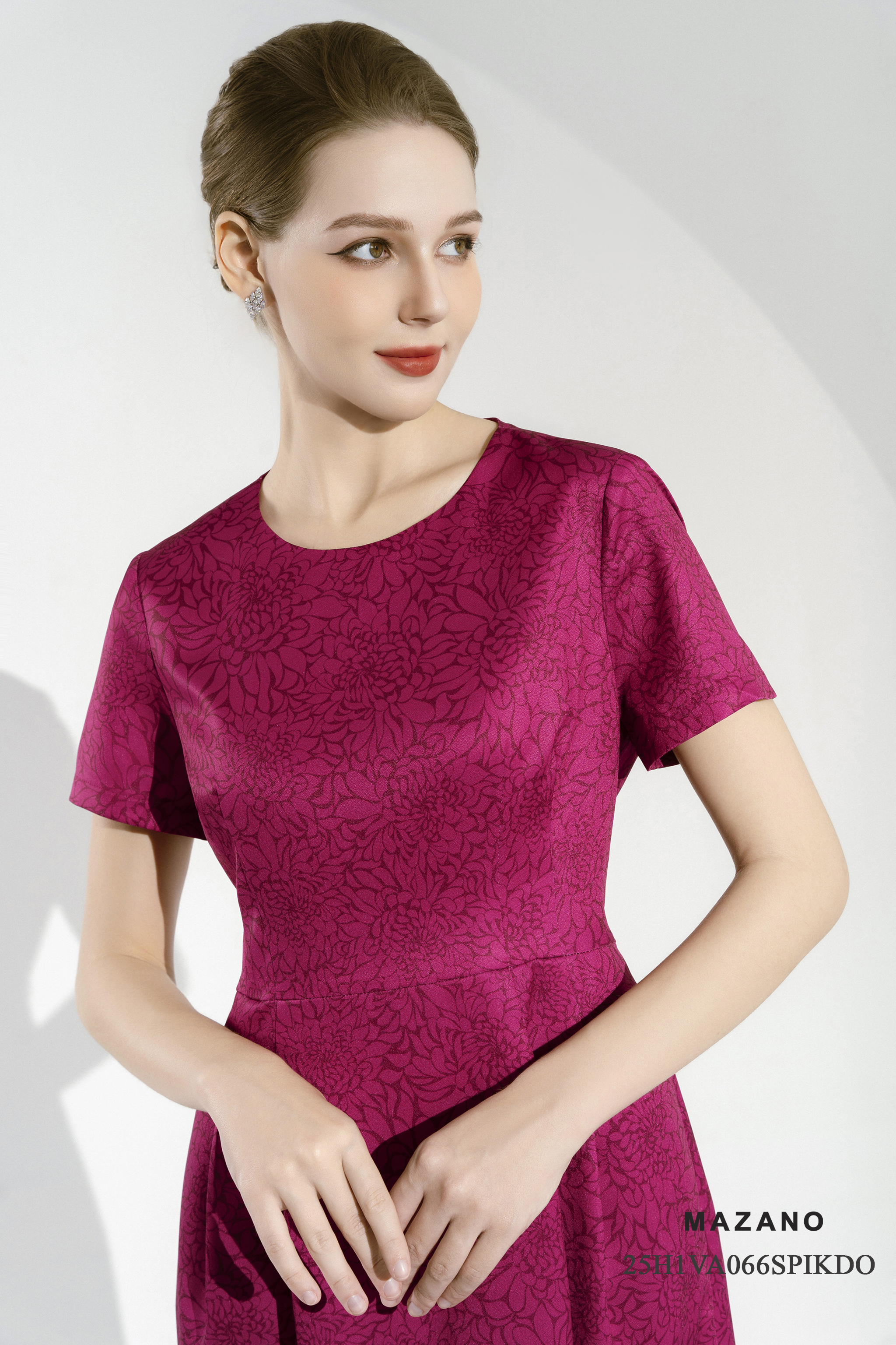 Váy Đầm Ôm Vải thô sạn Hoạ tiết hoa cúc cách điệu Cổ tròn Chân xếp ly Tay ngắn Dài ngang bắp_thumbnail_4