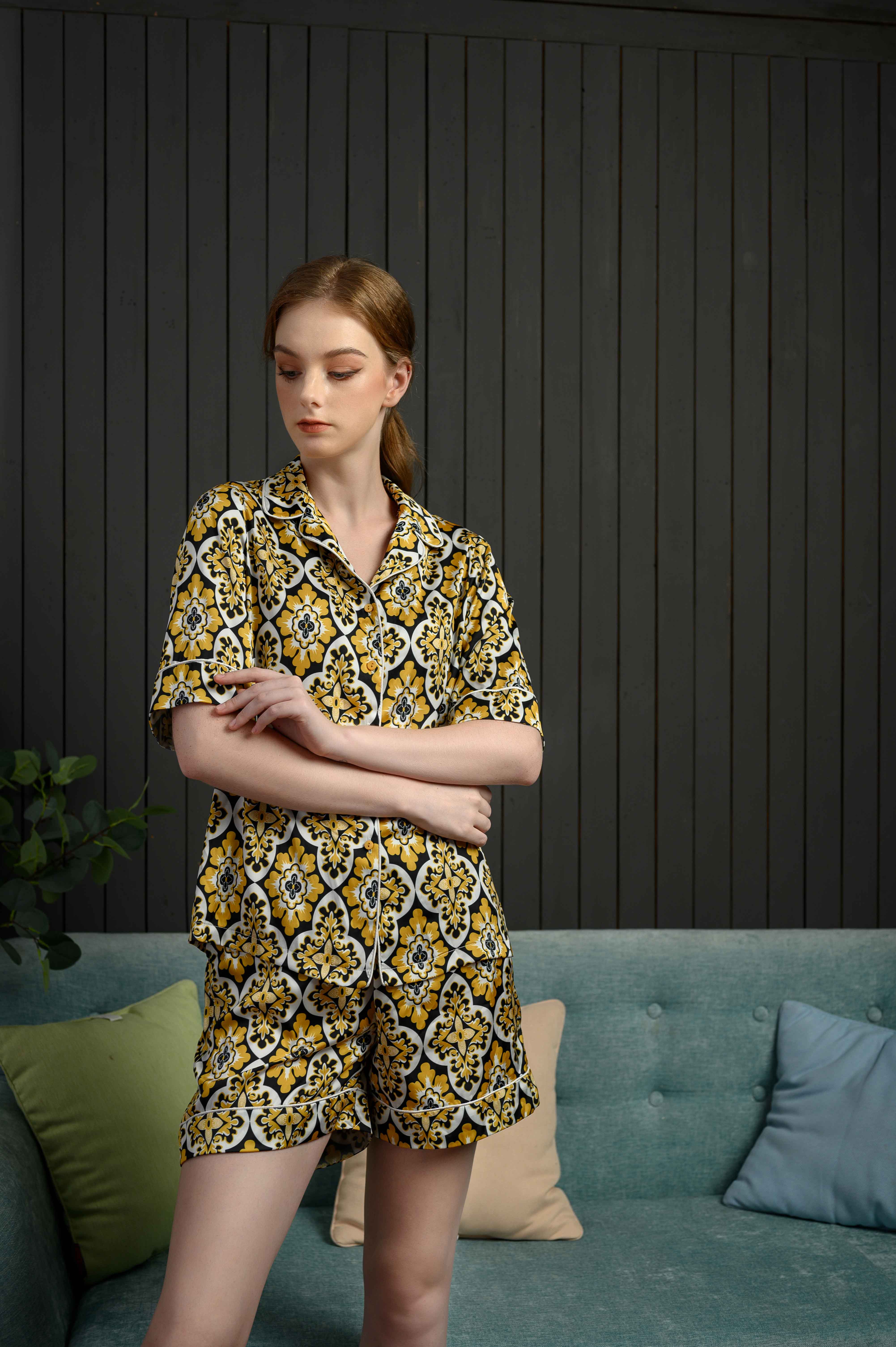 Bộ đồ Pijama nền vàng họa tiết cộc tay 21HCBD009HA