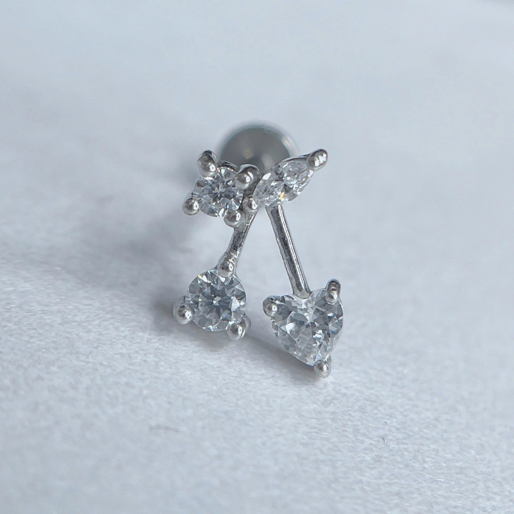 Khuyên kiểu titan cherry trắng