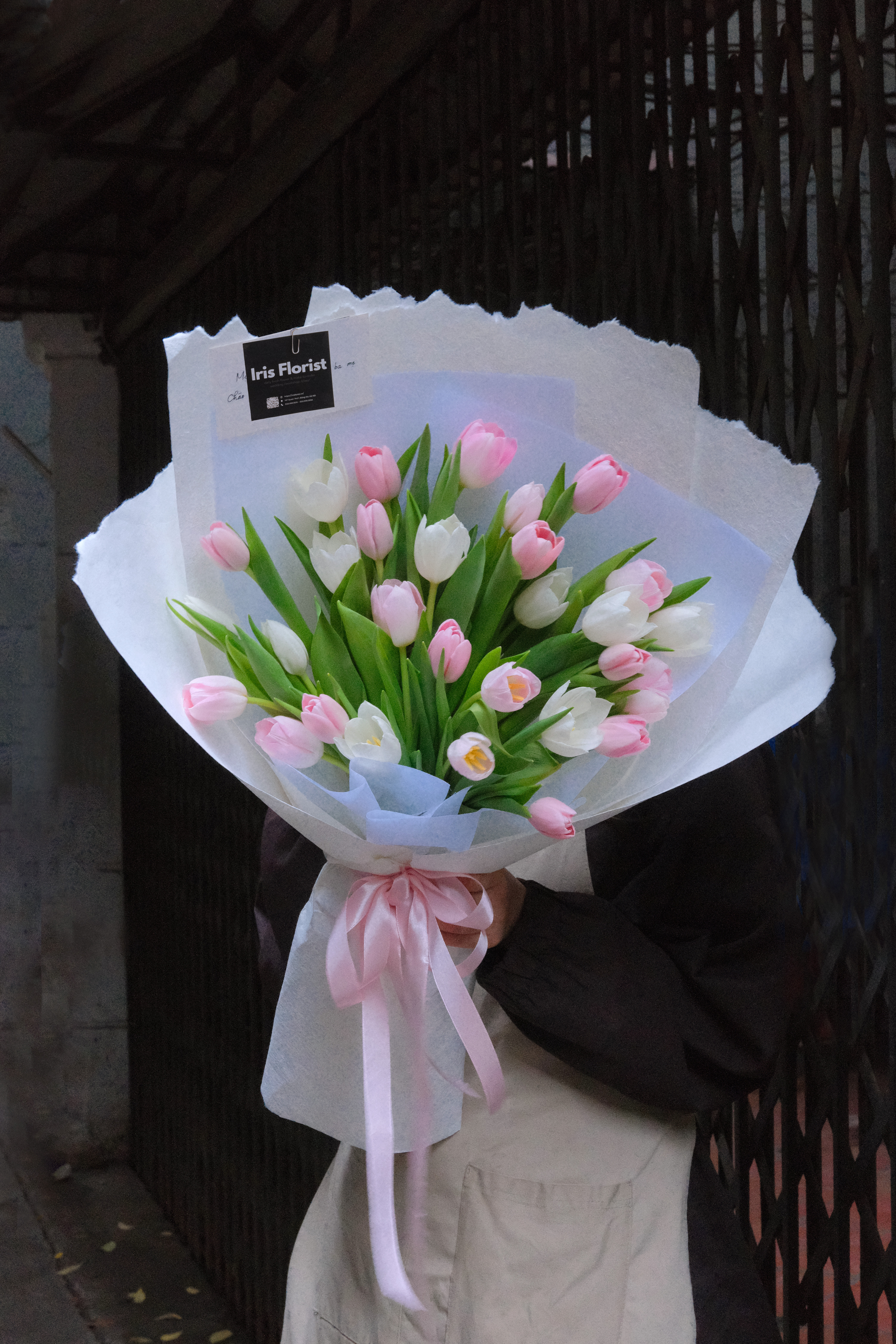 Bó Tulip 30b mix trắng hồng (Giấy xé trắng)