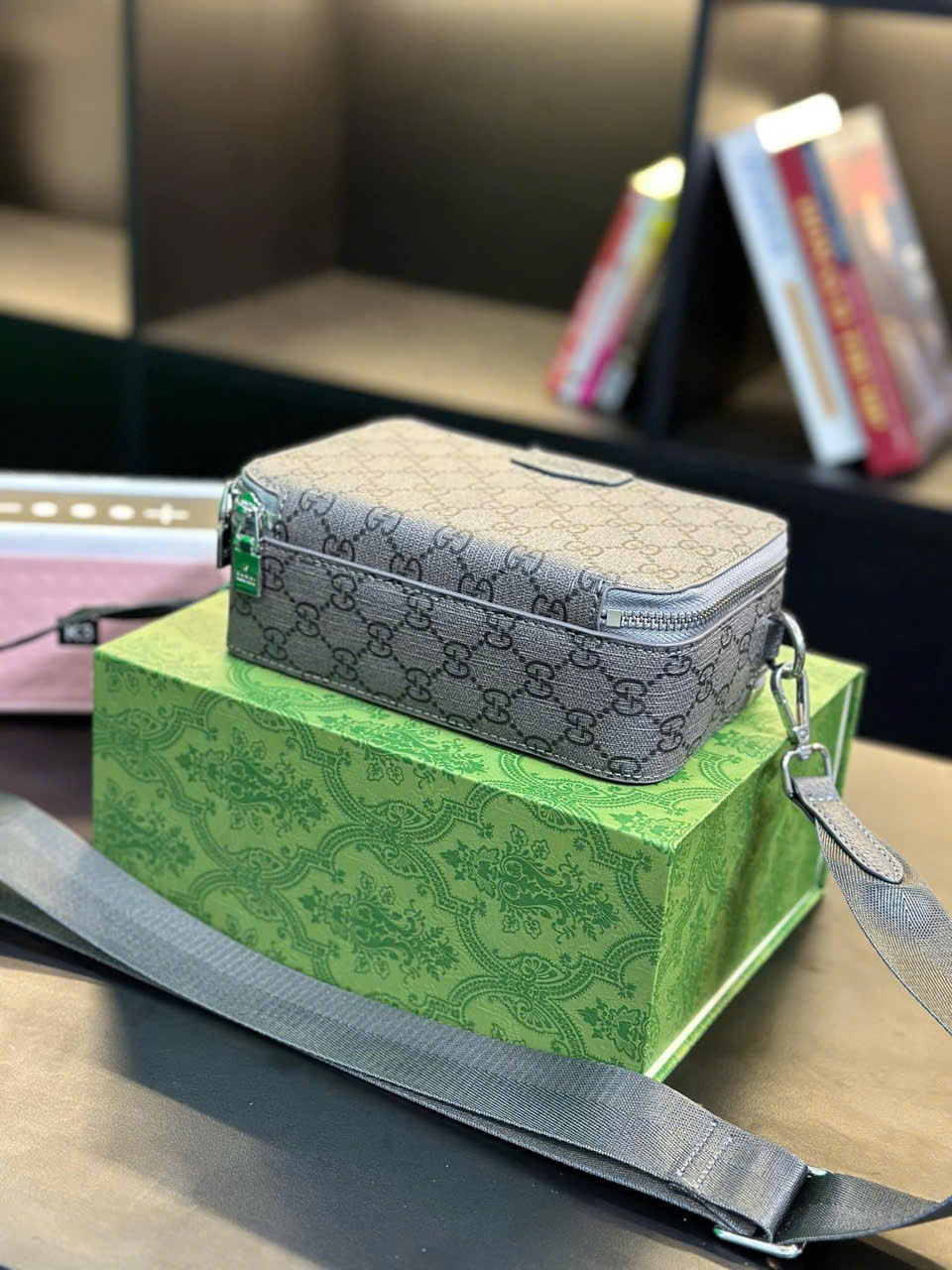 Túi đeo chéo Gucci dáng hộp chữ nhật gam xám khóa kim loại_thumbnail_2