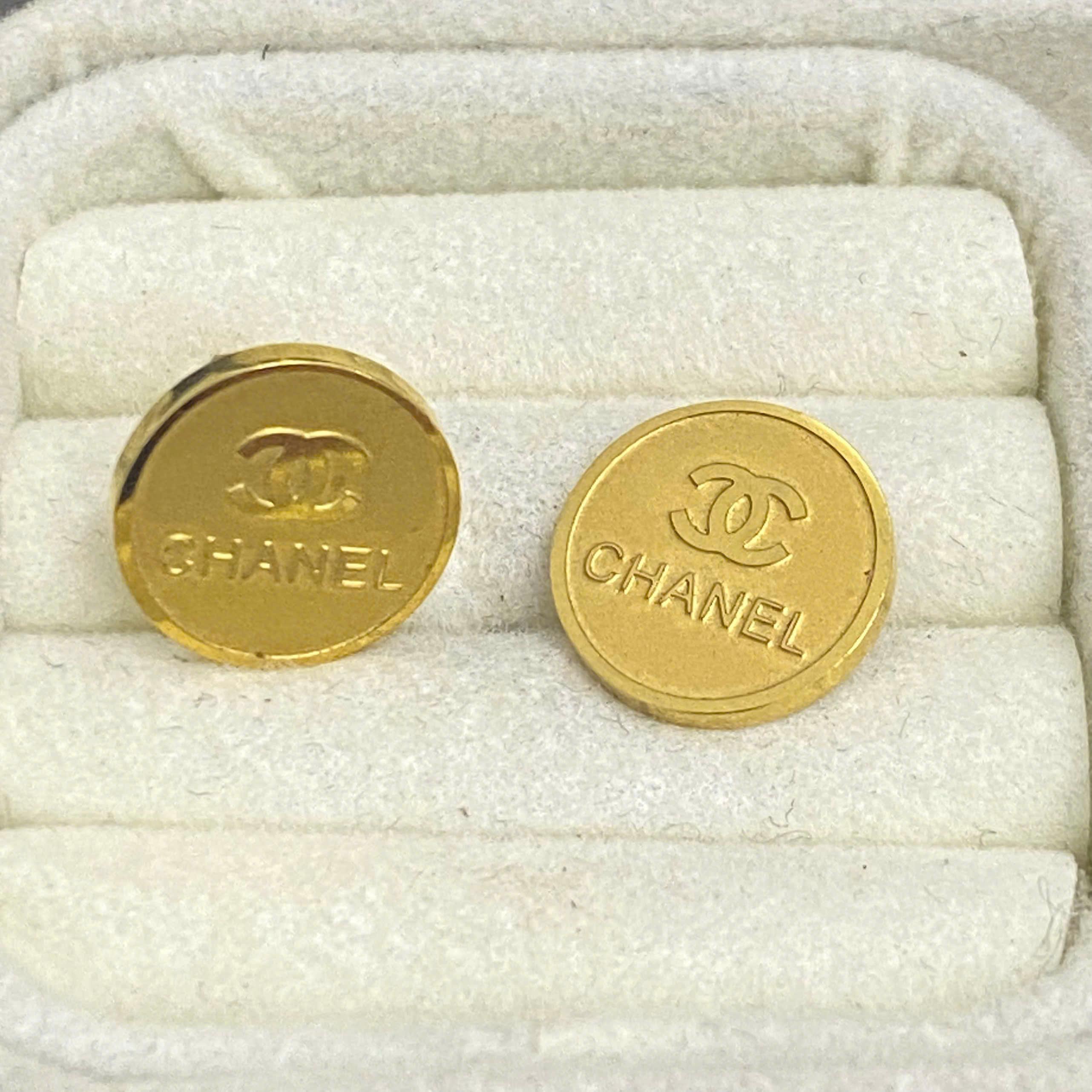 khuyên kiểu cặp vàng tròn khắc CHANEL