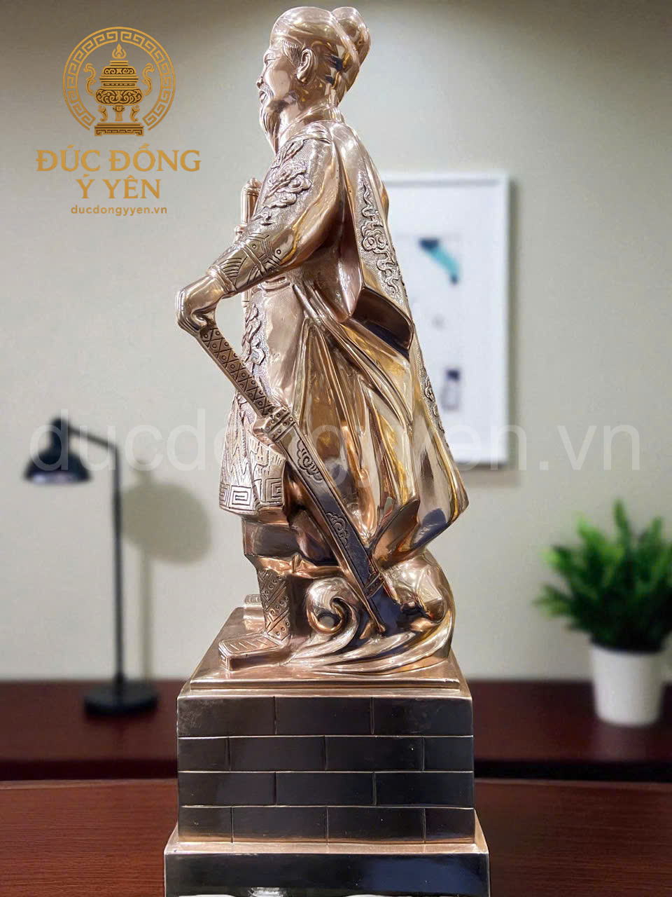 Tượng trần hưng đạo đúc nổi hoa văn màu mộc của đồng đỏ _thumbnail_2