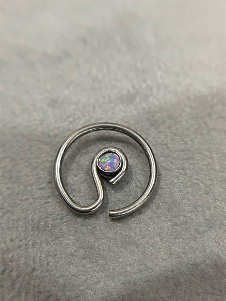 daith kiểu đá opal xoắn tai phải.