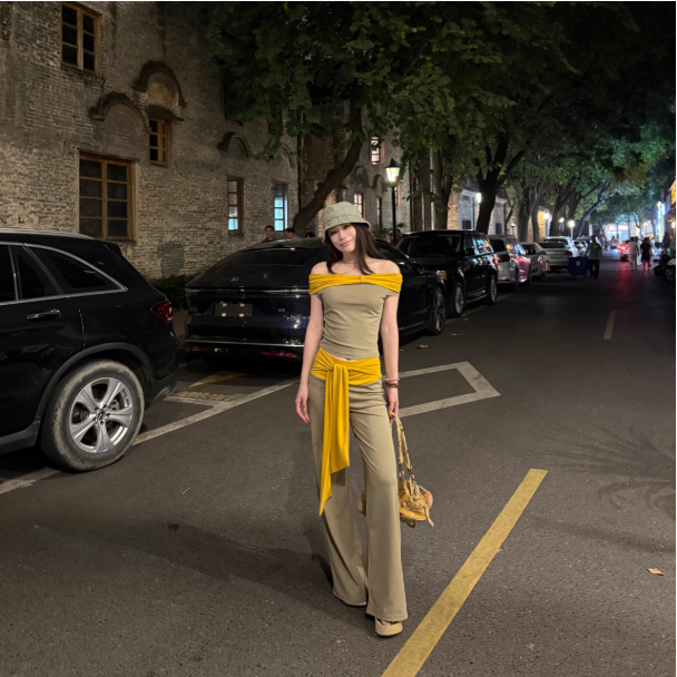 Set áo quần off-shoulder phối thắt eo vàng cá tính