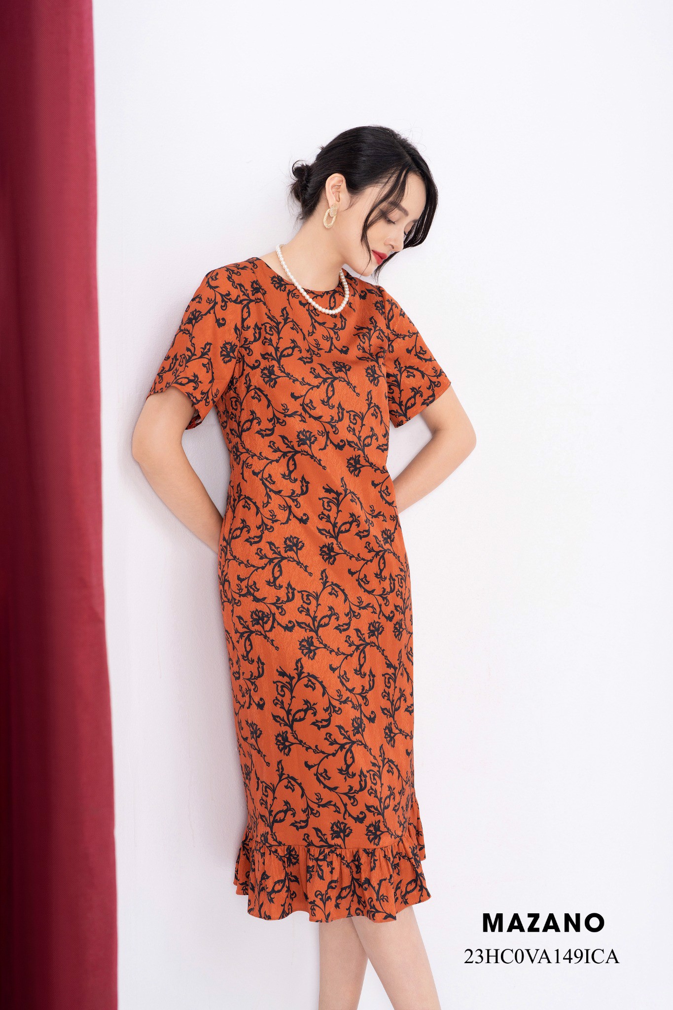 Váy Đầm Suông Vải lụa mỏng Hoạ tiết cách điệu Chân phối bèo Cổ tròn Tay ngắn Dài ngang bắp chân