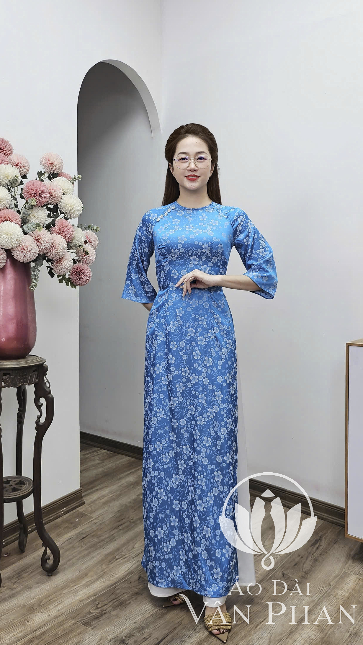 A3122 áo dài cổ khít tay loe gấm xanh biển hoa trắng_thumbnail_2