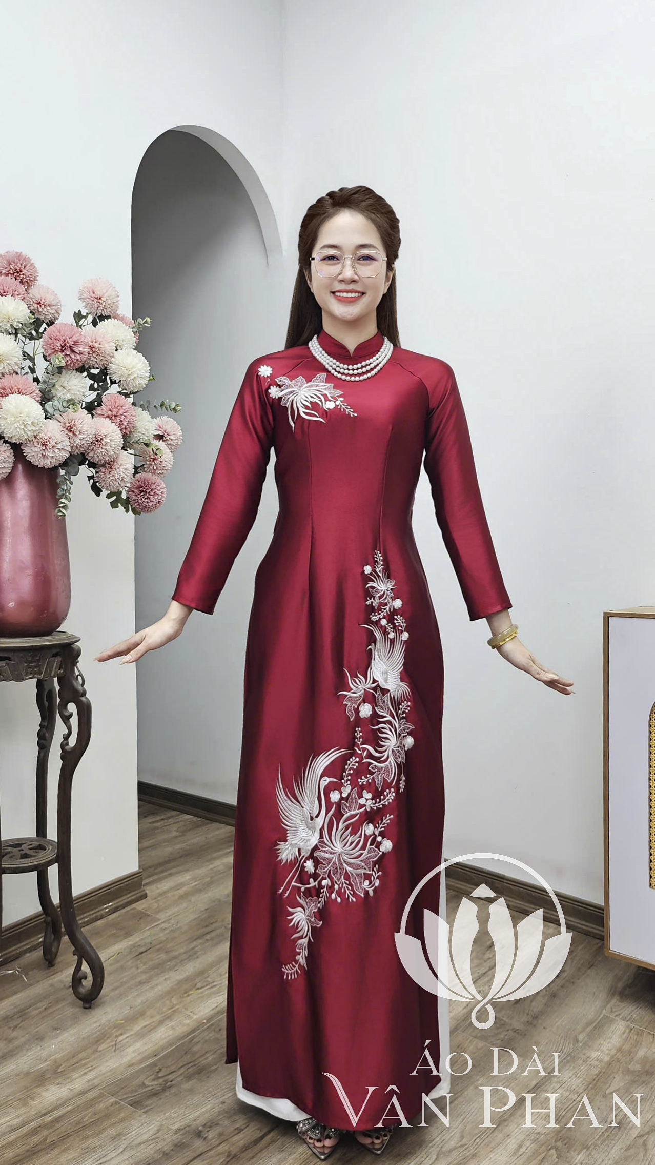 T462 áo dài cổ 3p tay dài lụa ruby màu đỏ đô thêu hoa trắng_thumbnail_2