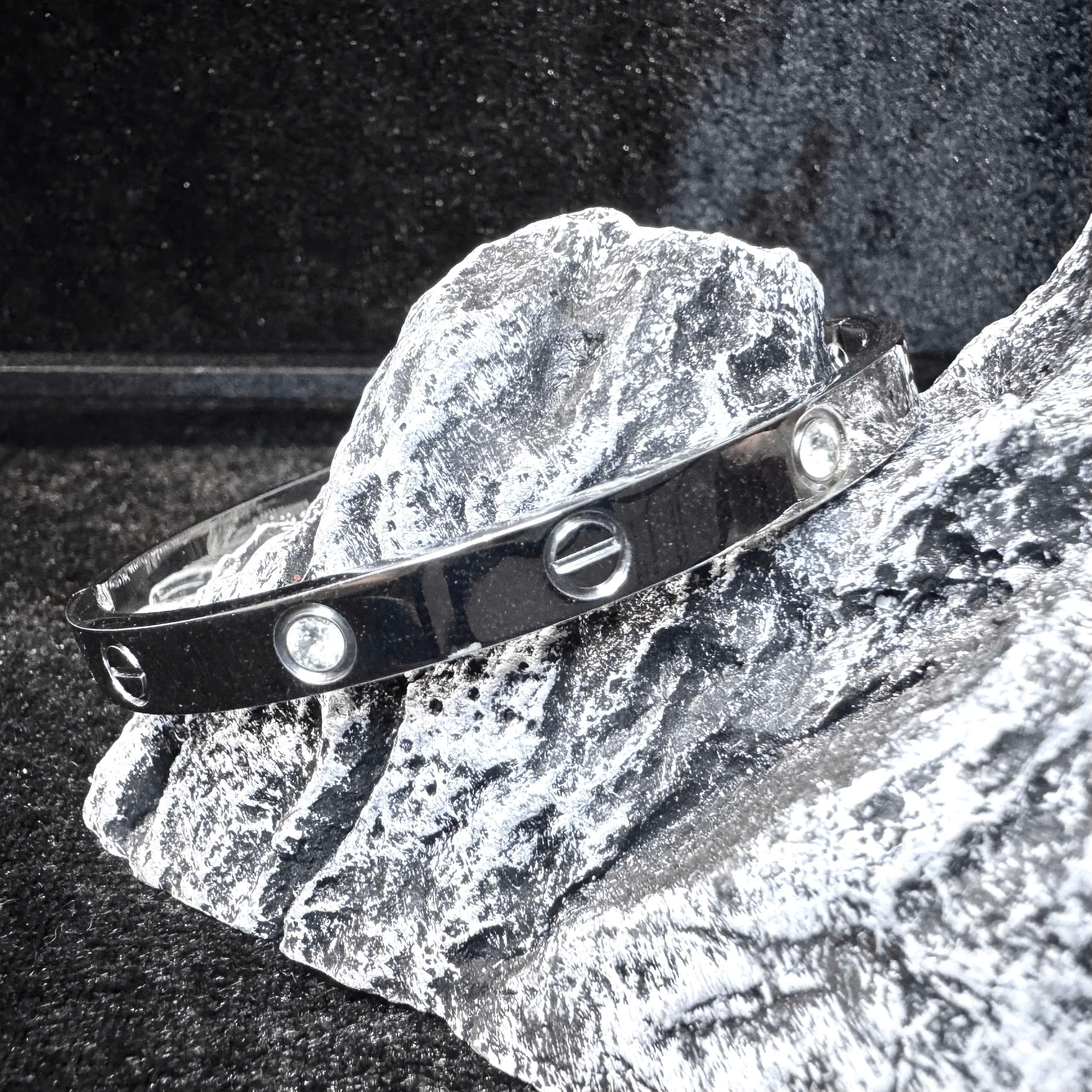 Vòng tay titan cuff đính kim cương