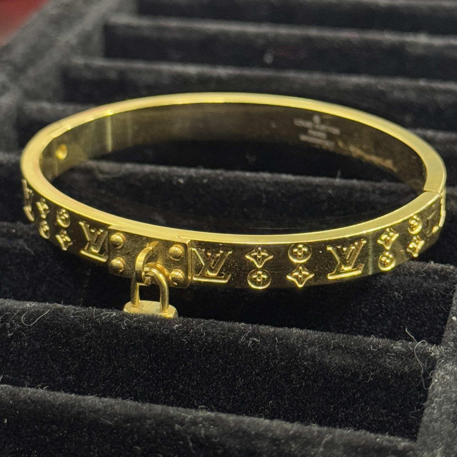 vòng tay cuff vàng titan khắc LV đính charm ổ khoá_thumbnail_3