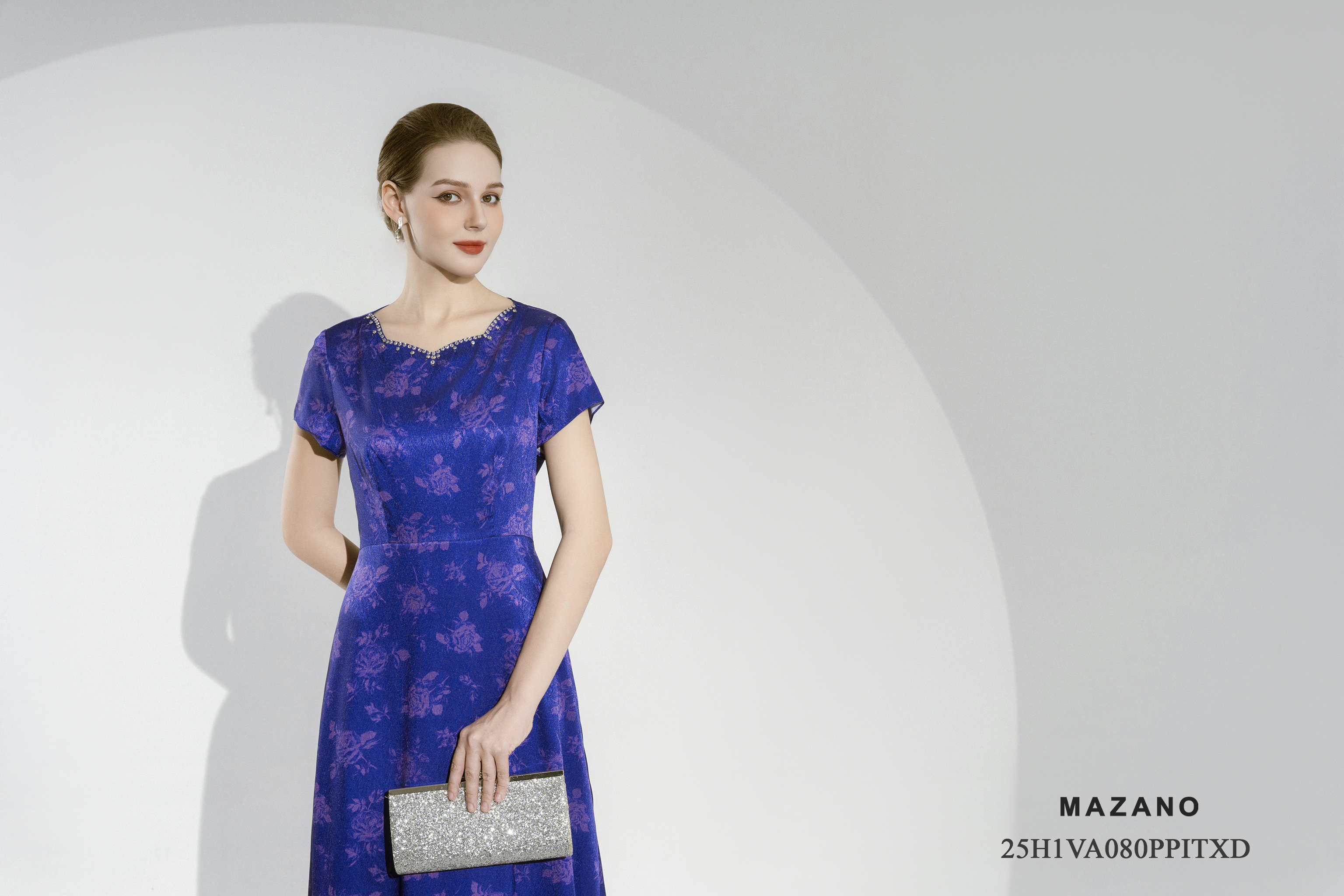 Váy Đầm Ôm Vải lụa vân chìm Hoạ tiết hoa hồng cách điệu Cổ cách điệu Đính đá sang trọng Tay ngắn Dài đến mắt cá chân_thumbnail_4