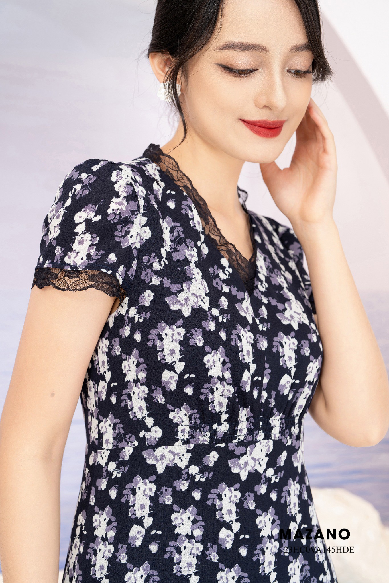 Đầm eo cao cổ V can ren